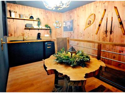 Coin cuisine et table en bois massif - Le Chalet romantique, SPA XXL, Écran cinéma, Lit king size, cascade d'eau