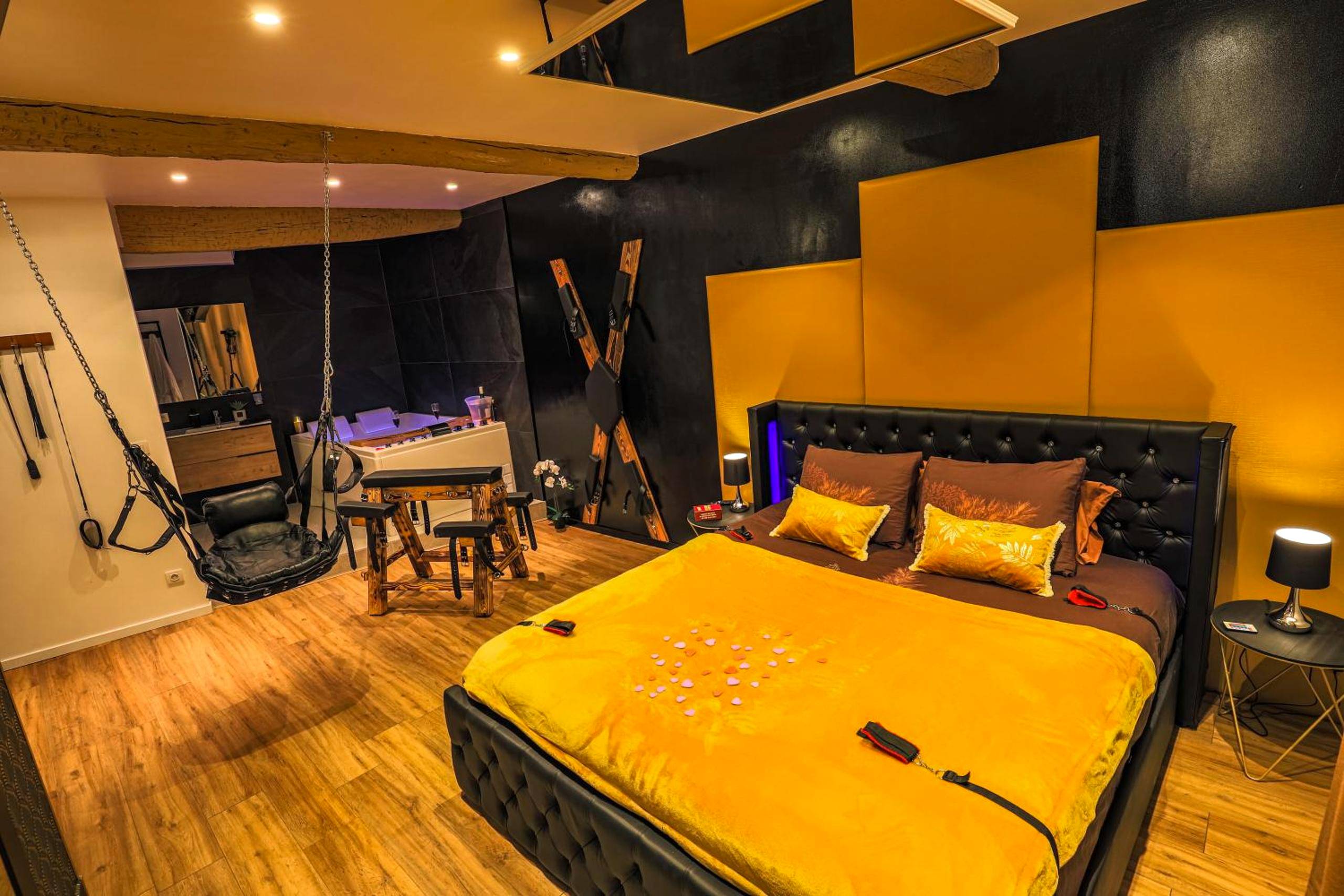 Suite romantique avec balancelle et jacuzzi - Love Room Grasse - La loveroom bdsm grassoise "La chambre des désirs"
