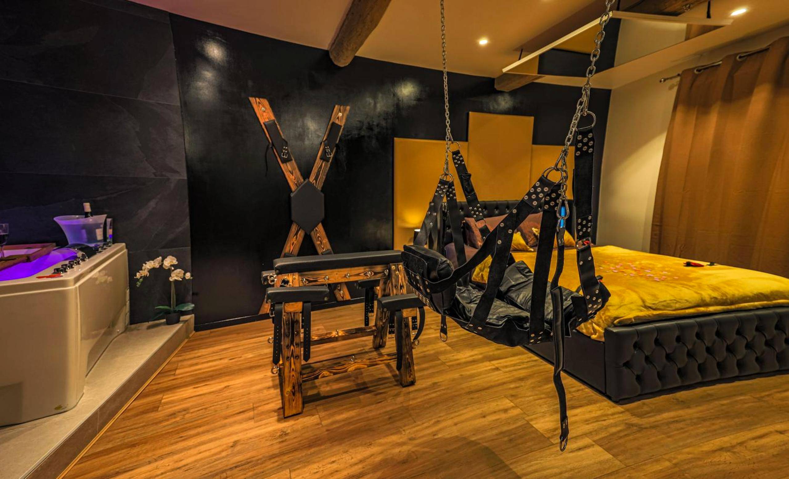 Photo du logement - La loveroom bdsm grassoise "La chambre des désirs"