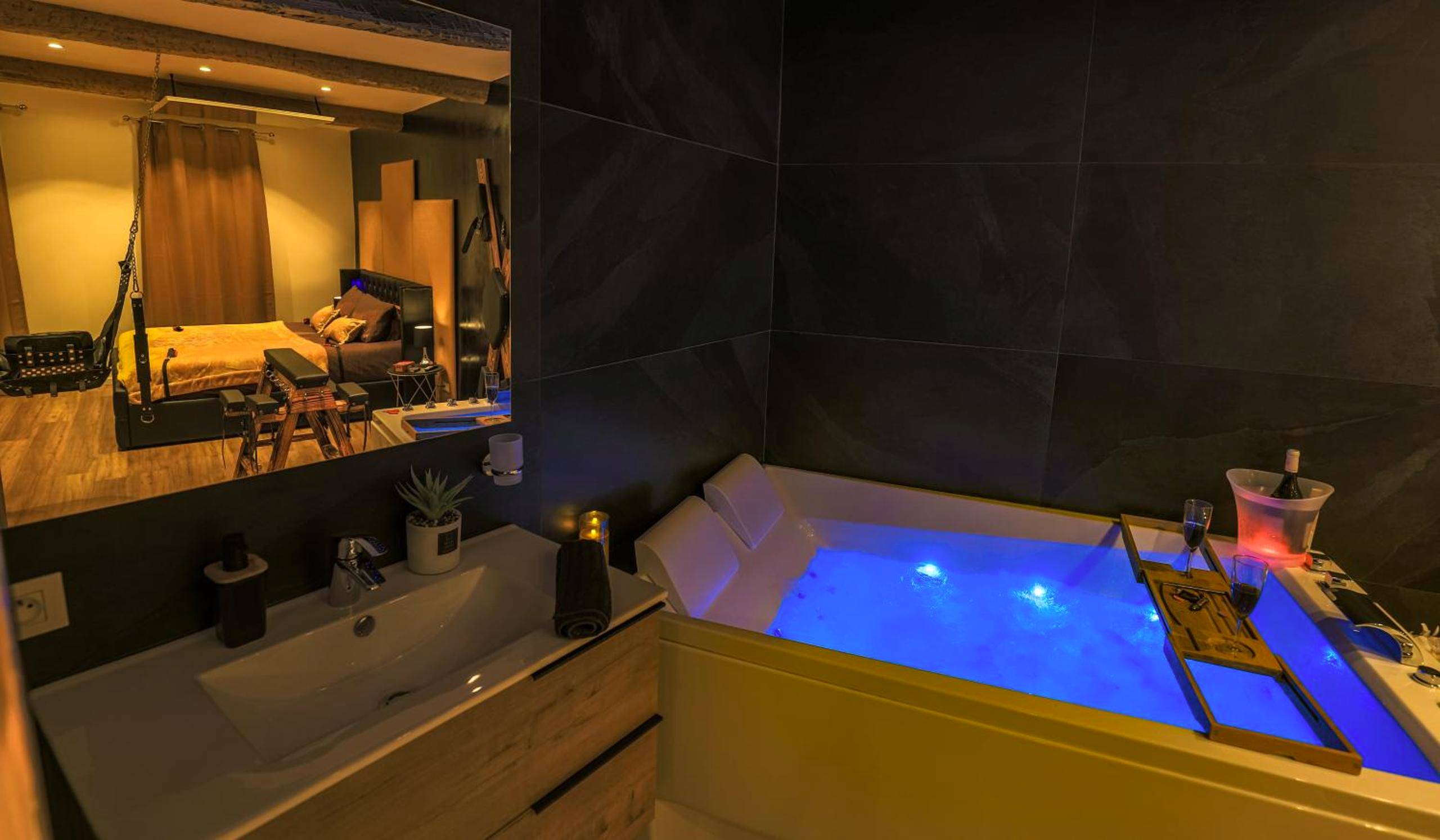 Photo du logement - La loveroom bdsm grassoise "La chambre des désirs" - Grasse