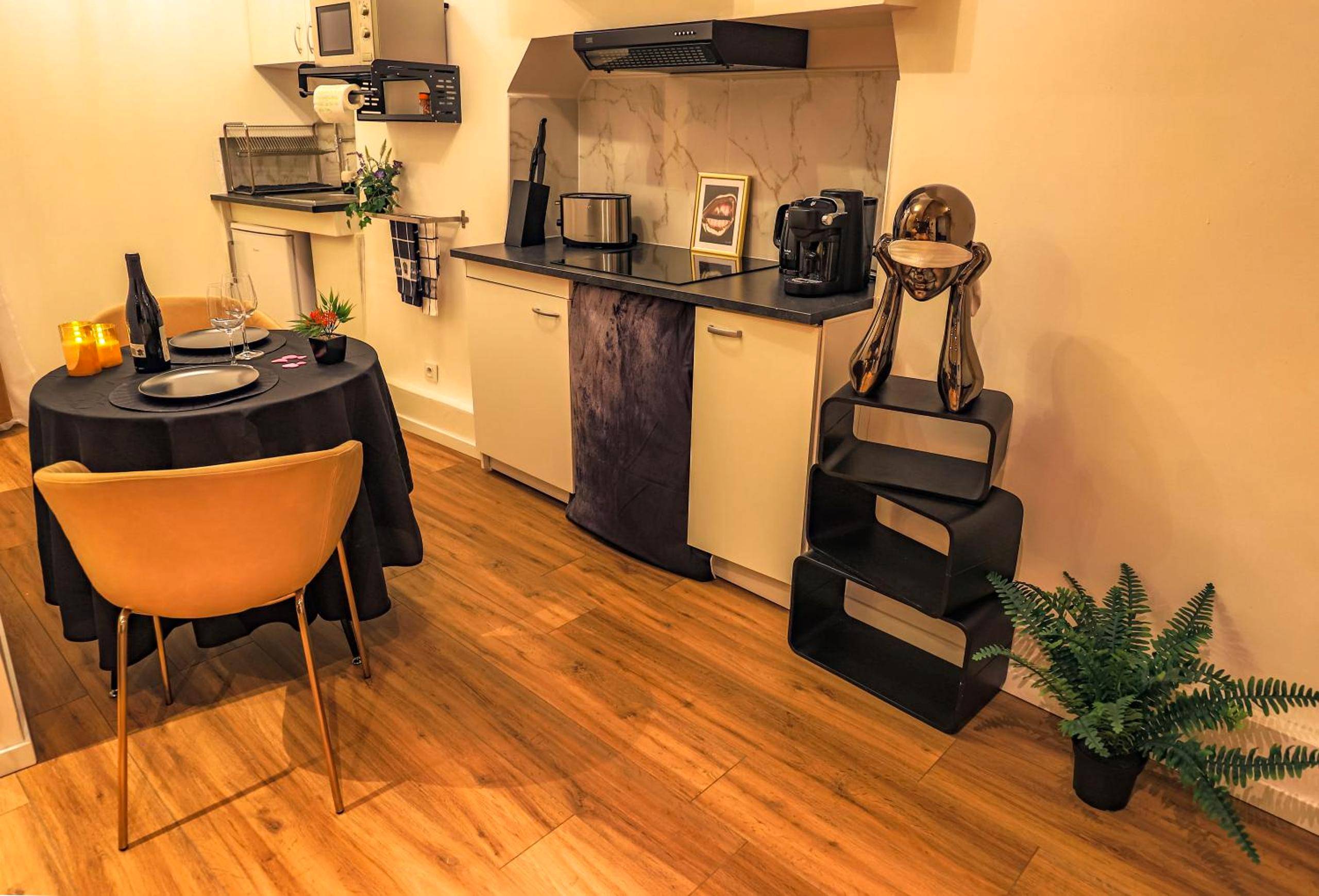 Espace repas et coin cuisine équipée - La loveroom bdsm grassoise "La chambre des désirs"