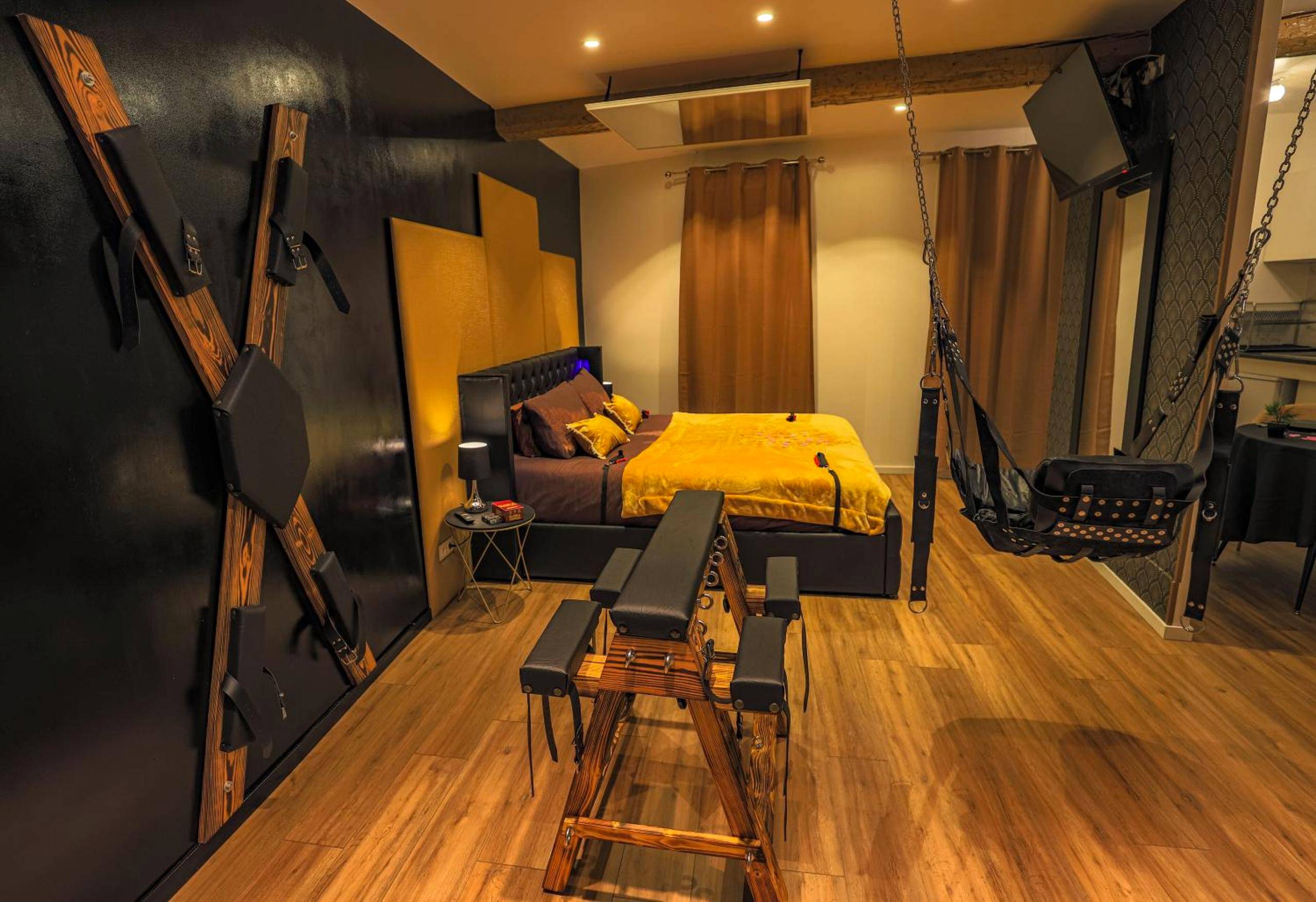 Équipements de jeux érotiques et lit king size - La loveroom bdsm grassoise "La chambre des désirs"