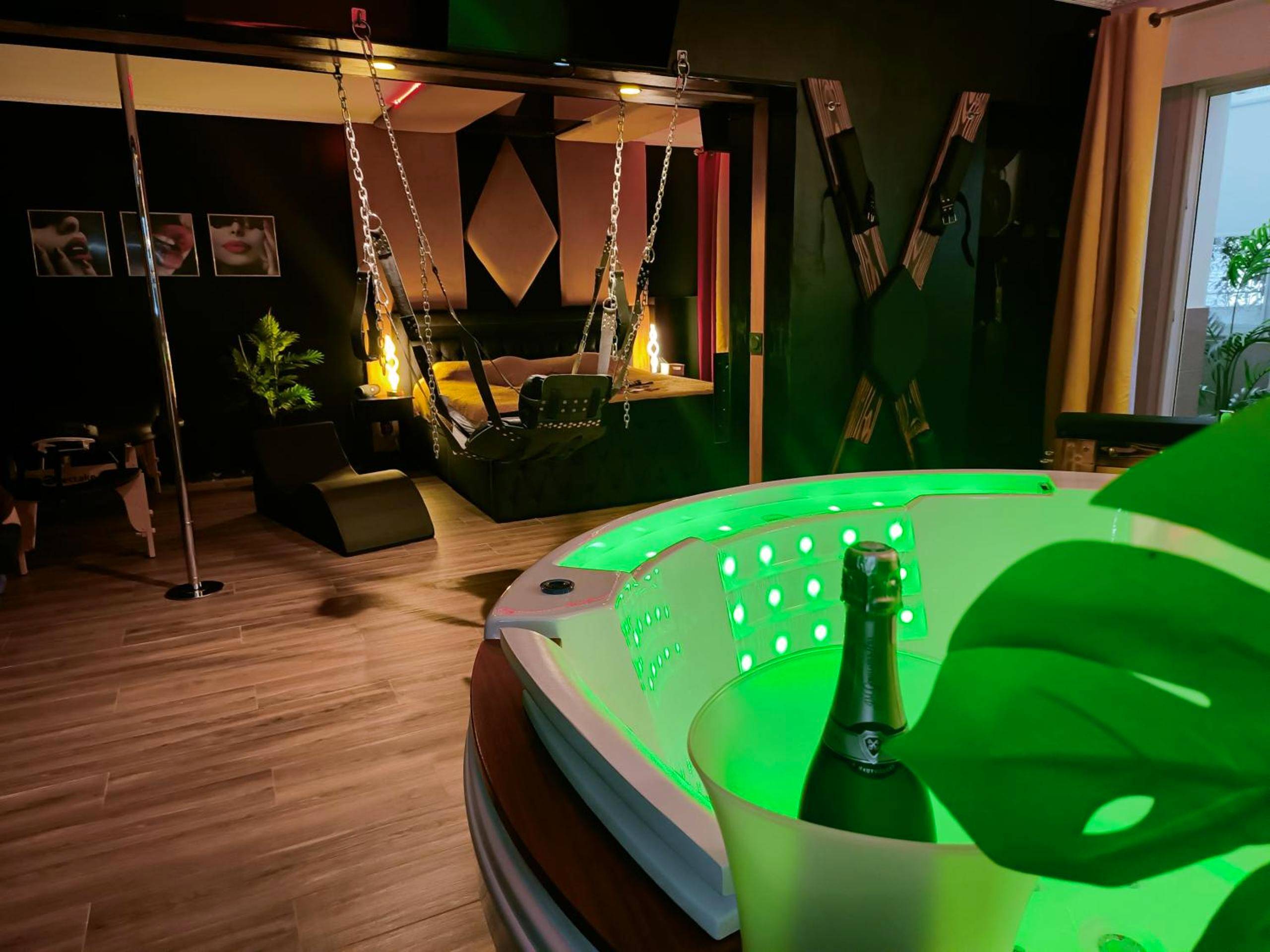Jacuzzi avec éclairage vert et champagne - Love Room Nice - La loveroom bdsm de Nice " la chambre luxe des désirs "