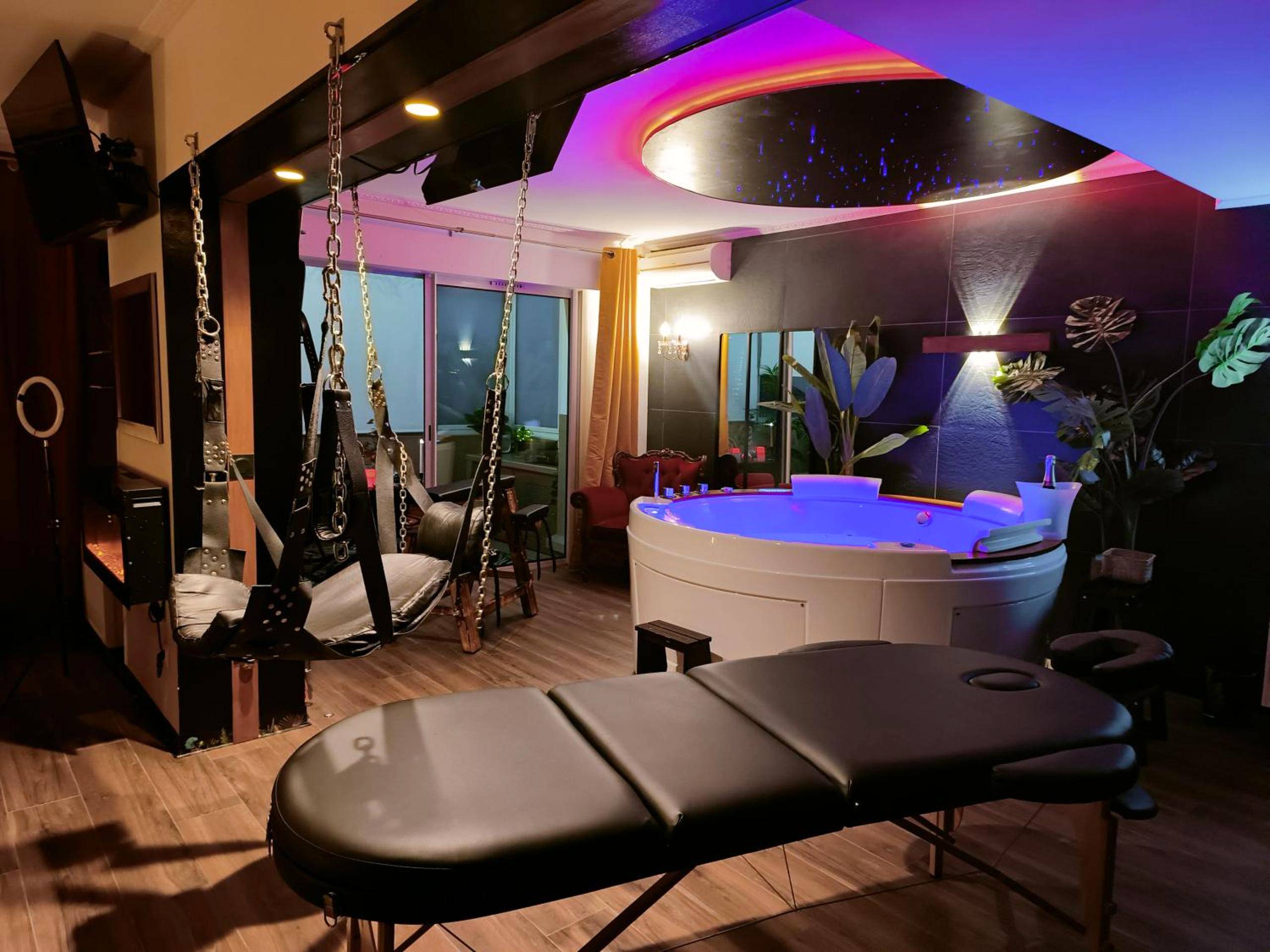 Table de massage et jacuzzi rond éclairé - La loveroom bdsm de Nice " la chambre luxe des désirs "