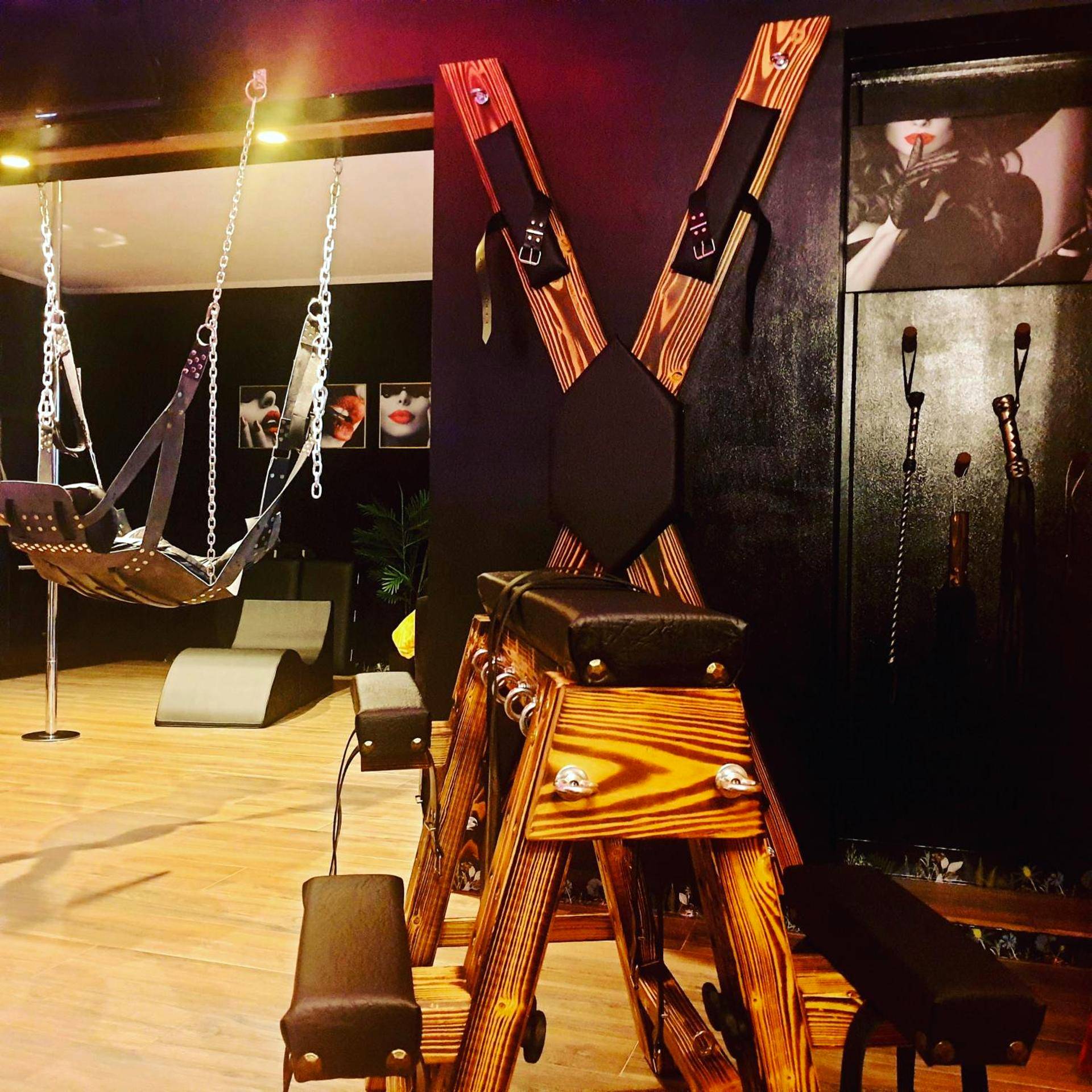 Croix de Saint - André et balançoire érotique - La loveroom bdsm de Nice " la chambre luxe des désirs "
