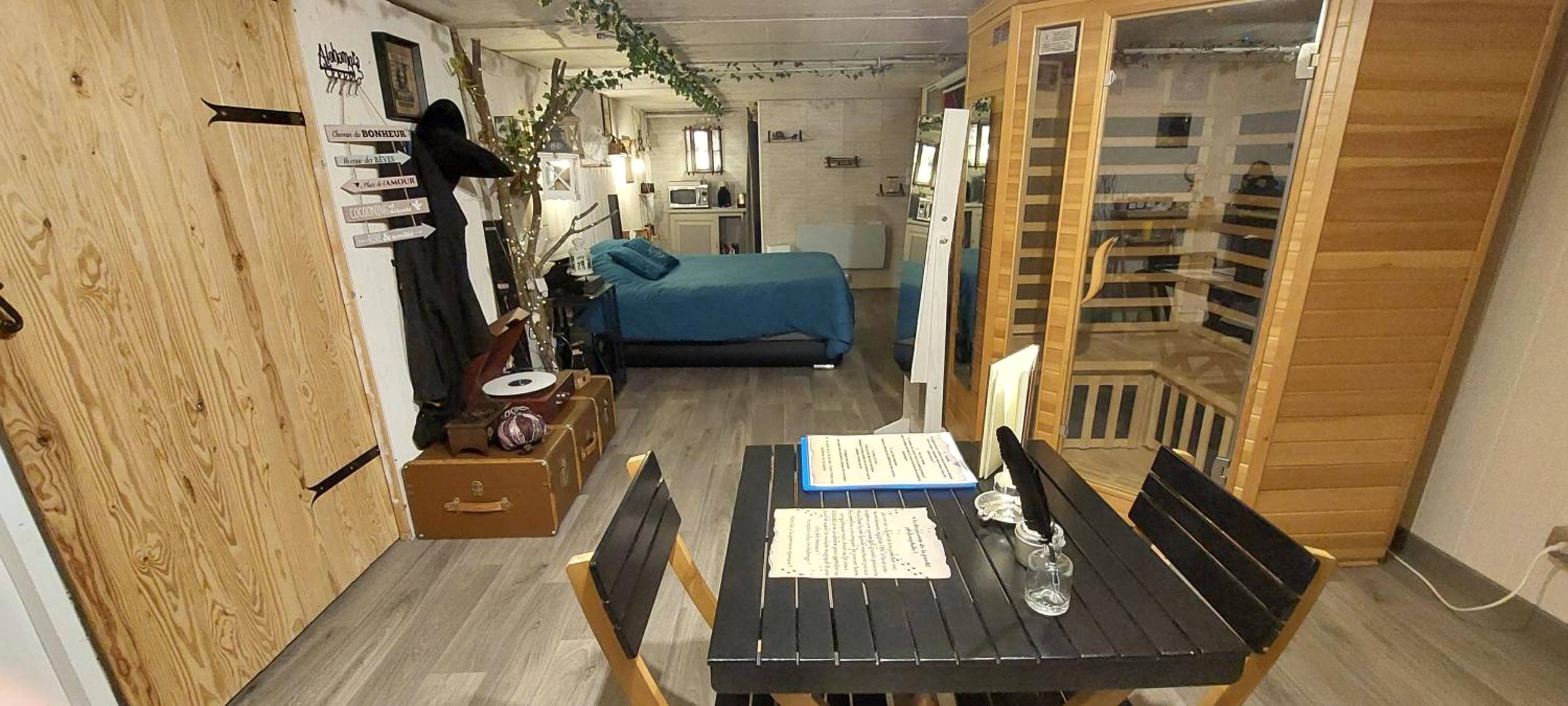 Espace de vie avec sauna et lit double - Love Room Les Septvallons - La chambre secrète des sorciers