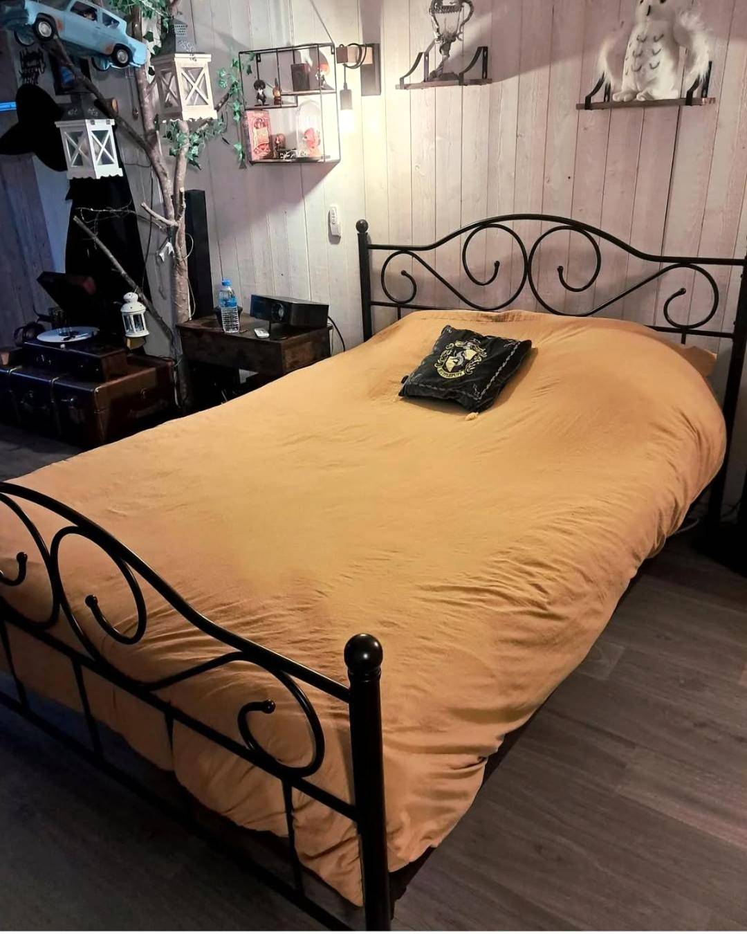 Lit double avec cadre en fer forgé noir - La chambre secrète des sorciers