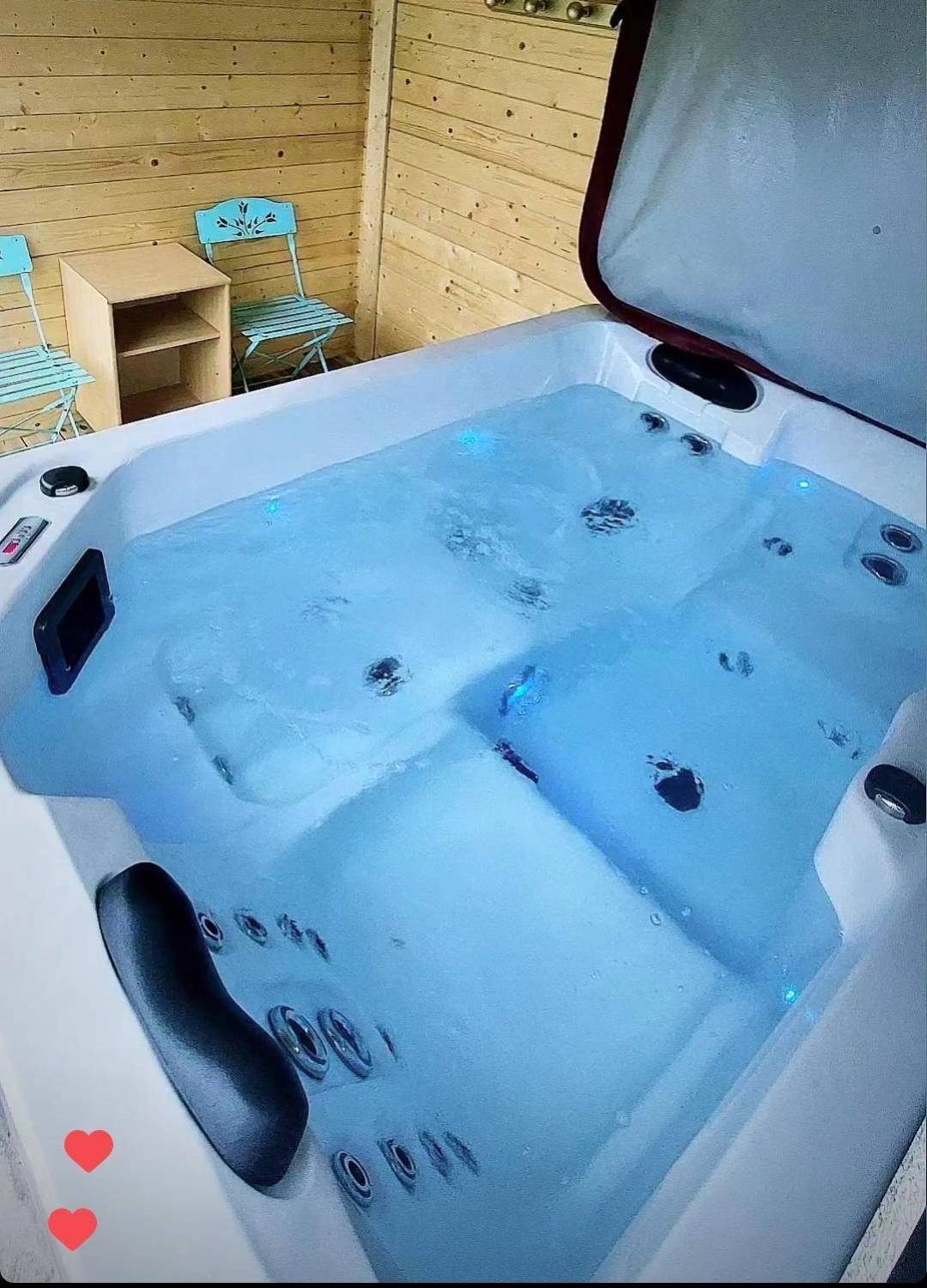 Jacuzzi privatif avec éclairage bleu - La chambre secrète des sorciers