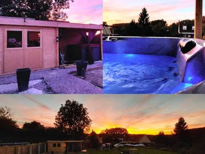 Vue du logement avec piscine et spa au coucher - La chambre secrète des sorciers