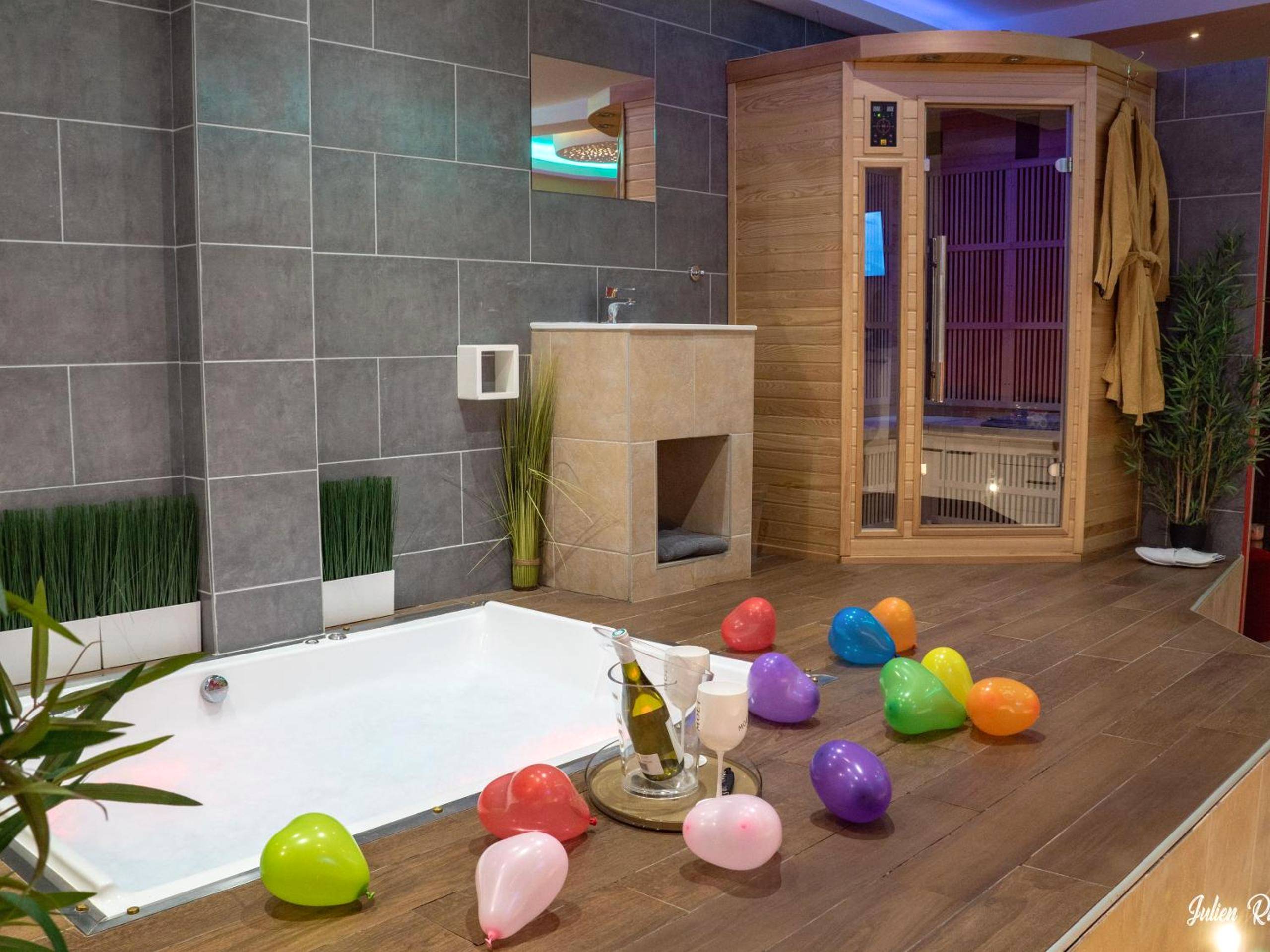 Vue principale - Love Room Dijon - chambre avec spa by jordans collection