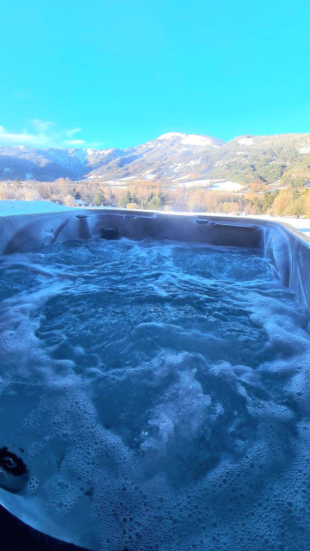 Jacuzzi extérieur avec vue sur les montagnes - Love Room Seyne - Charda Spa