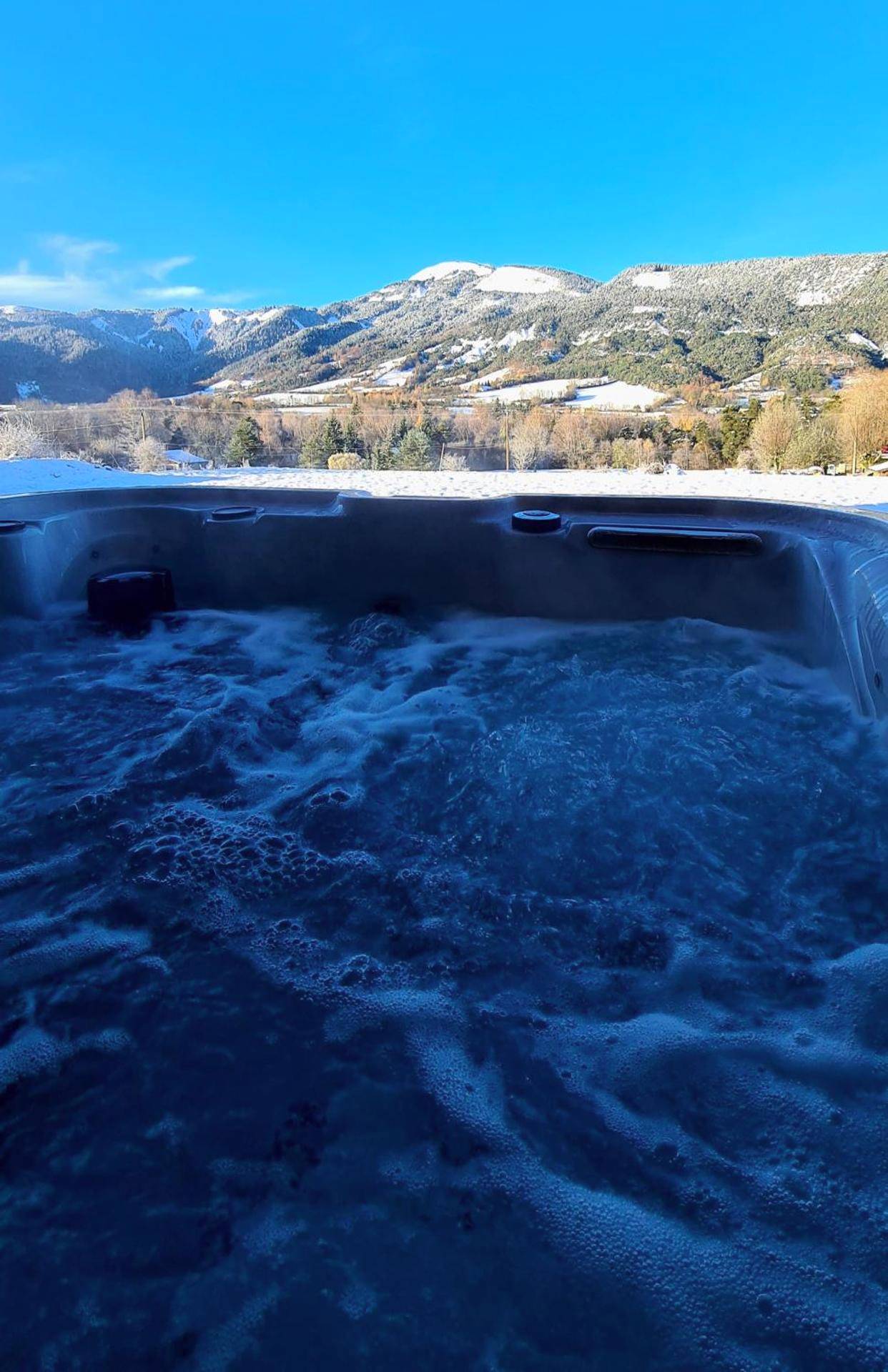 Bain à remous bouillonnant face aux cimes - Charda Spa