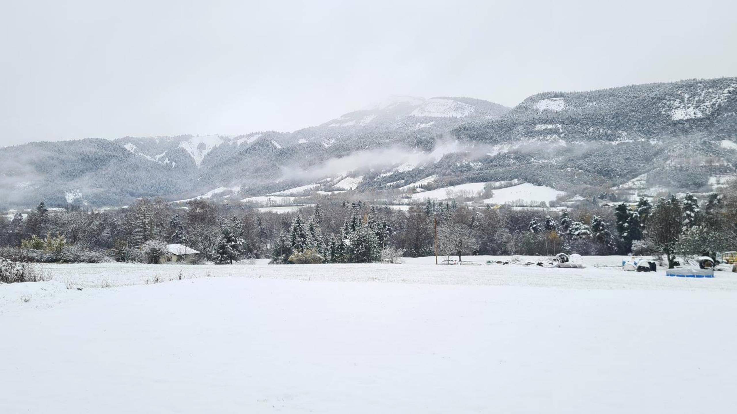 Panorama sur la vallée enneigée et les monts - Charda Spa