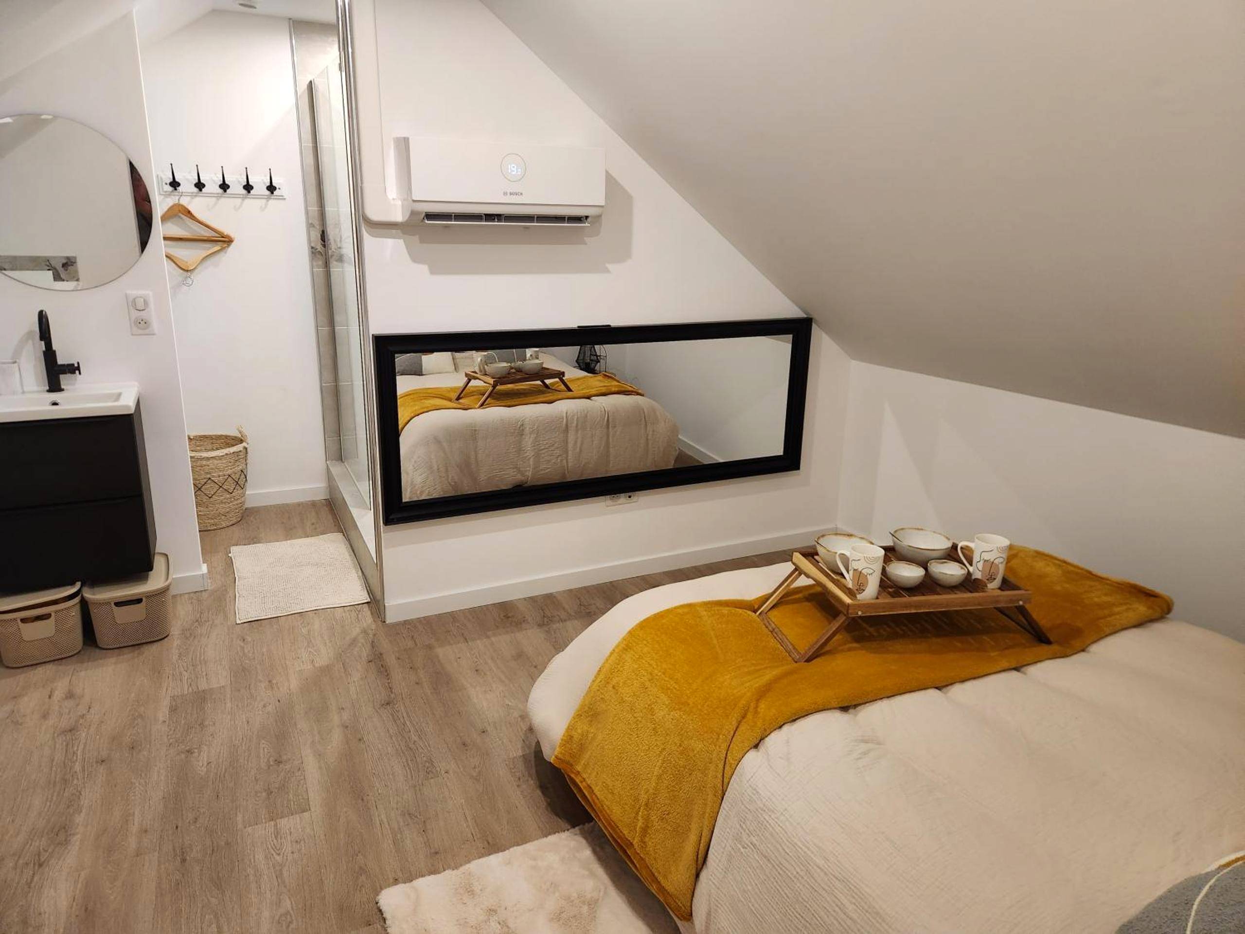 Chambre avec miroir mural et plateau petit - déjeuner - Charme, détente sous les étoiles