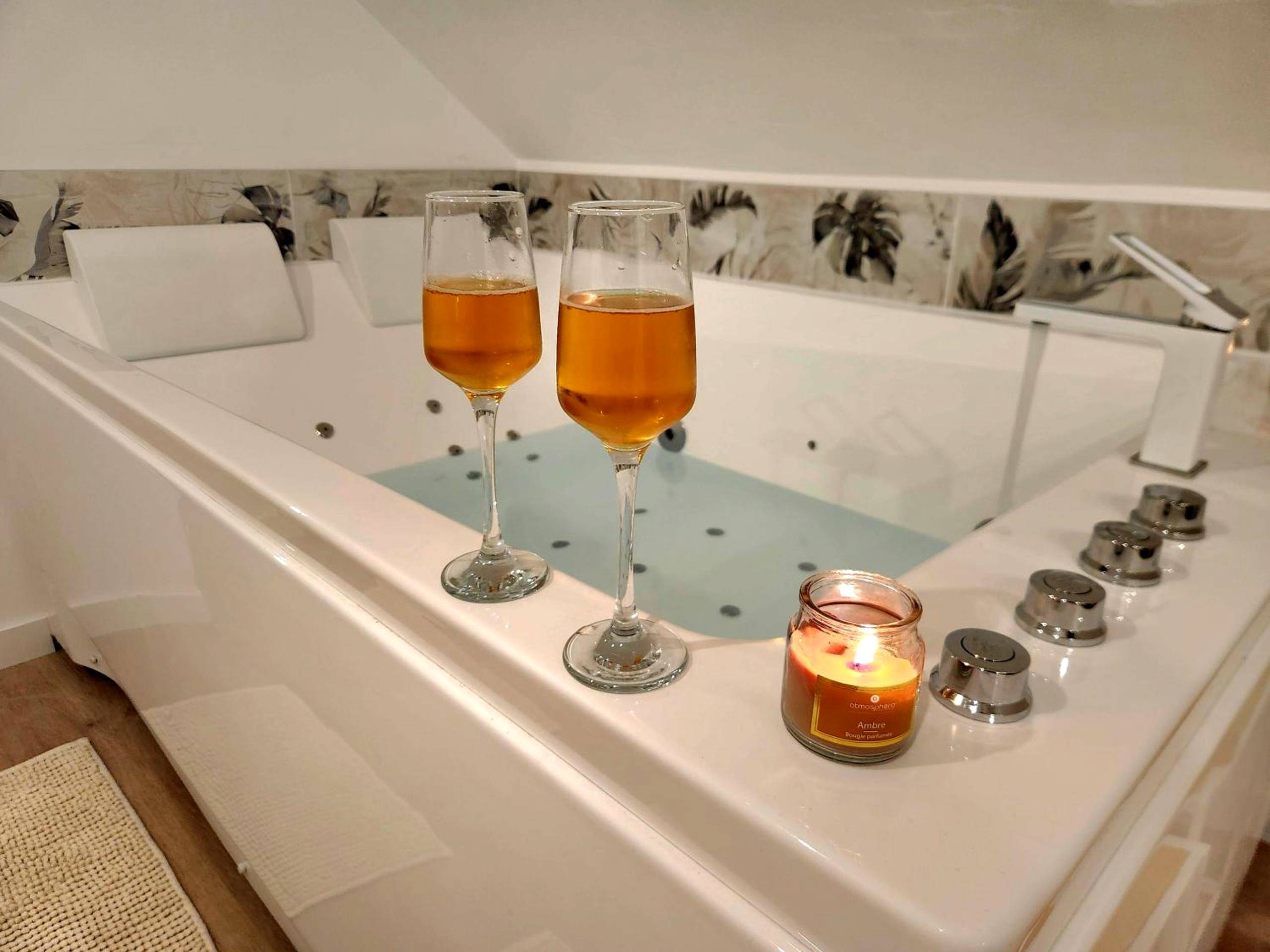 Détail jacuzzi avec coupes et bougie parfumée - Charme, détente sous les étoiles