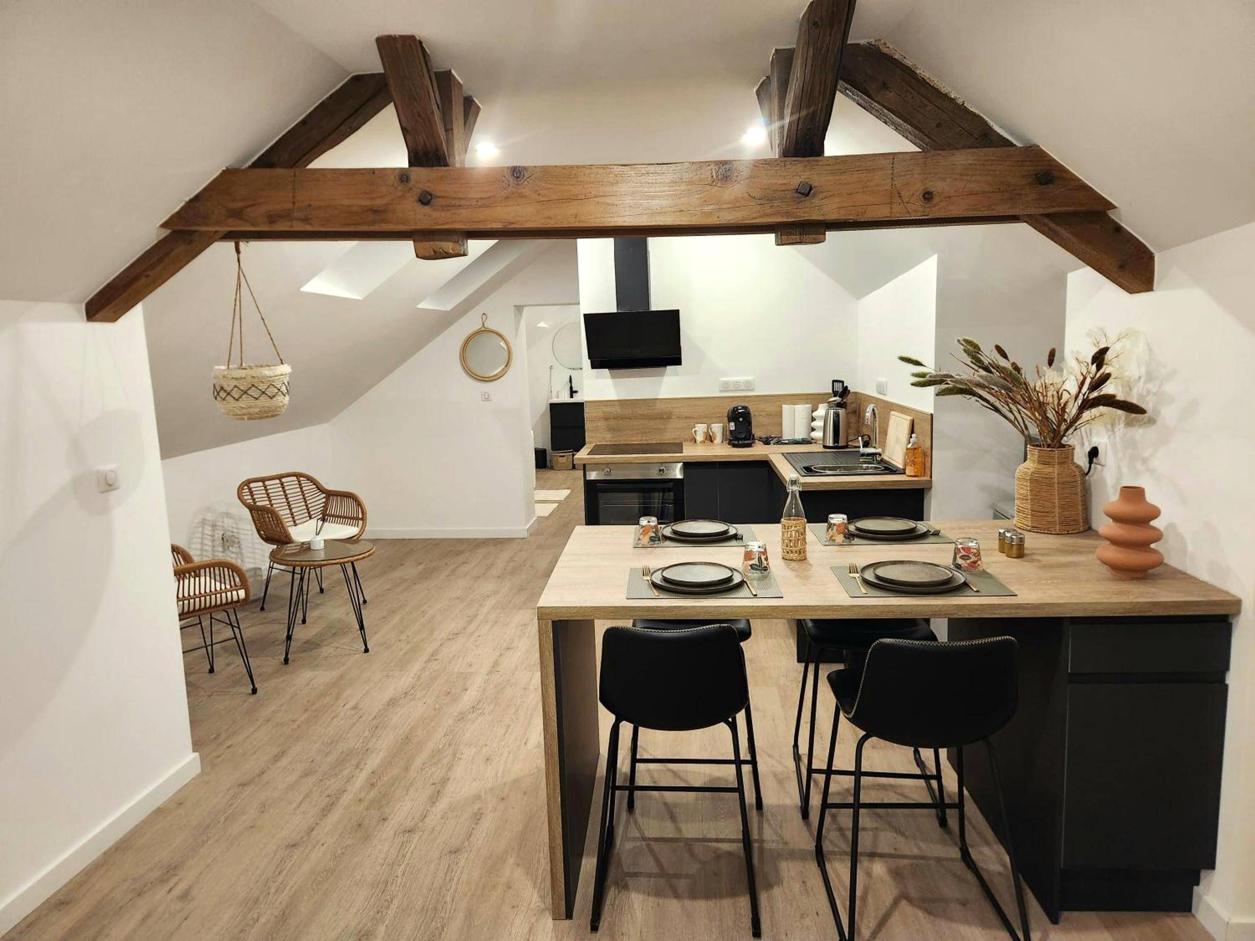 Espace cuisine et salon sous poutres apparentes - Charme, détente sous les étoiles