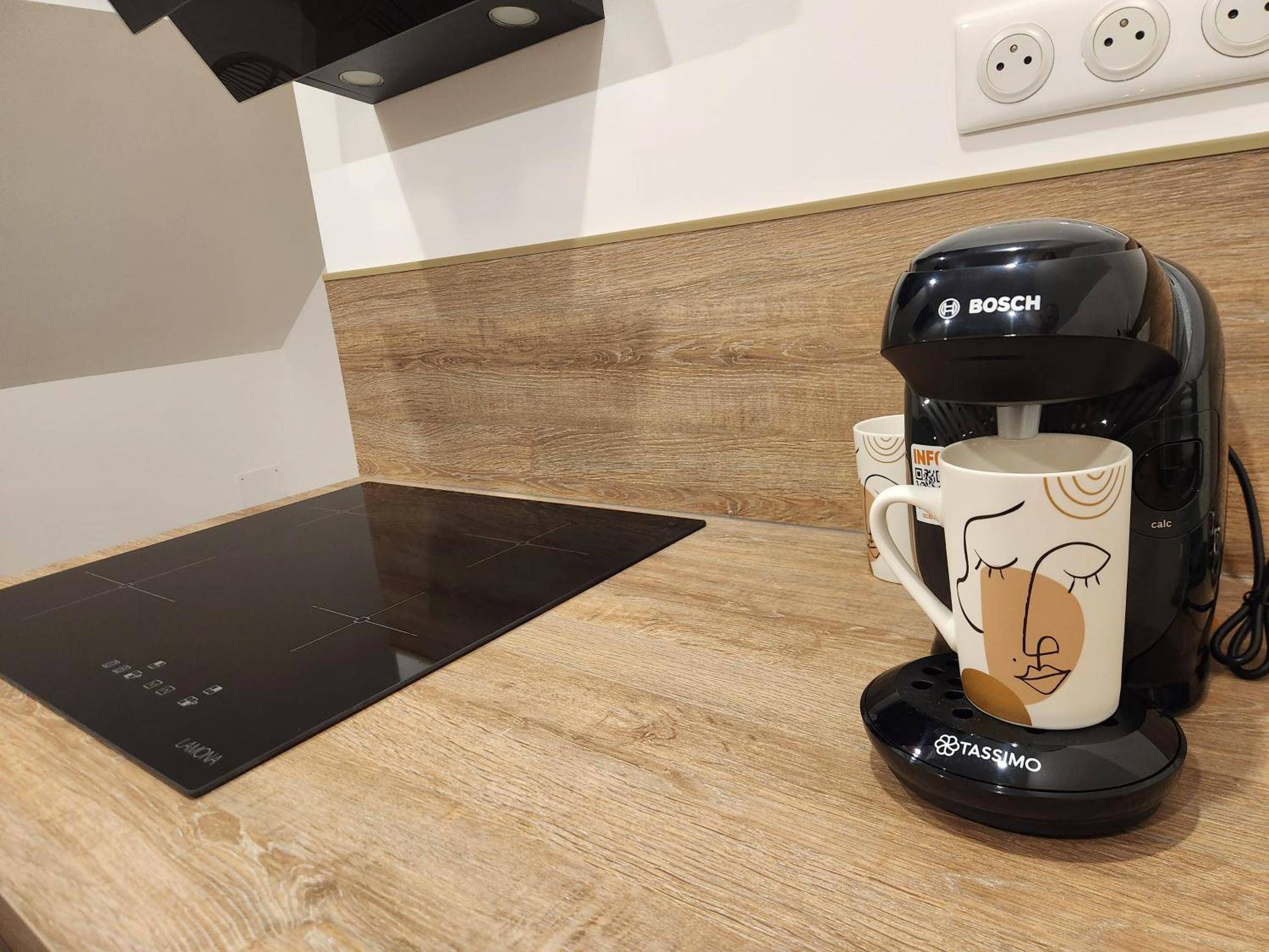 Machine à café et plaque de cuisson sur plan bois - Charme, détente sous les étoiles