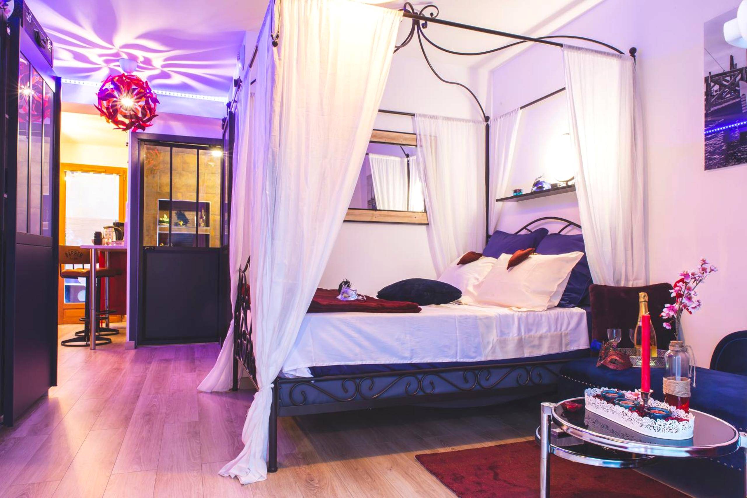Lit à baldaquin avec voilages blancs - Love Room Martigues - Le Charme Martégal Suite/Spa
