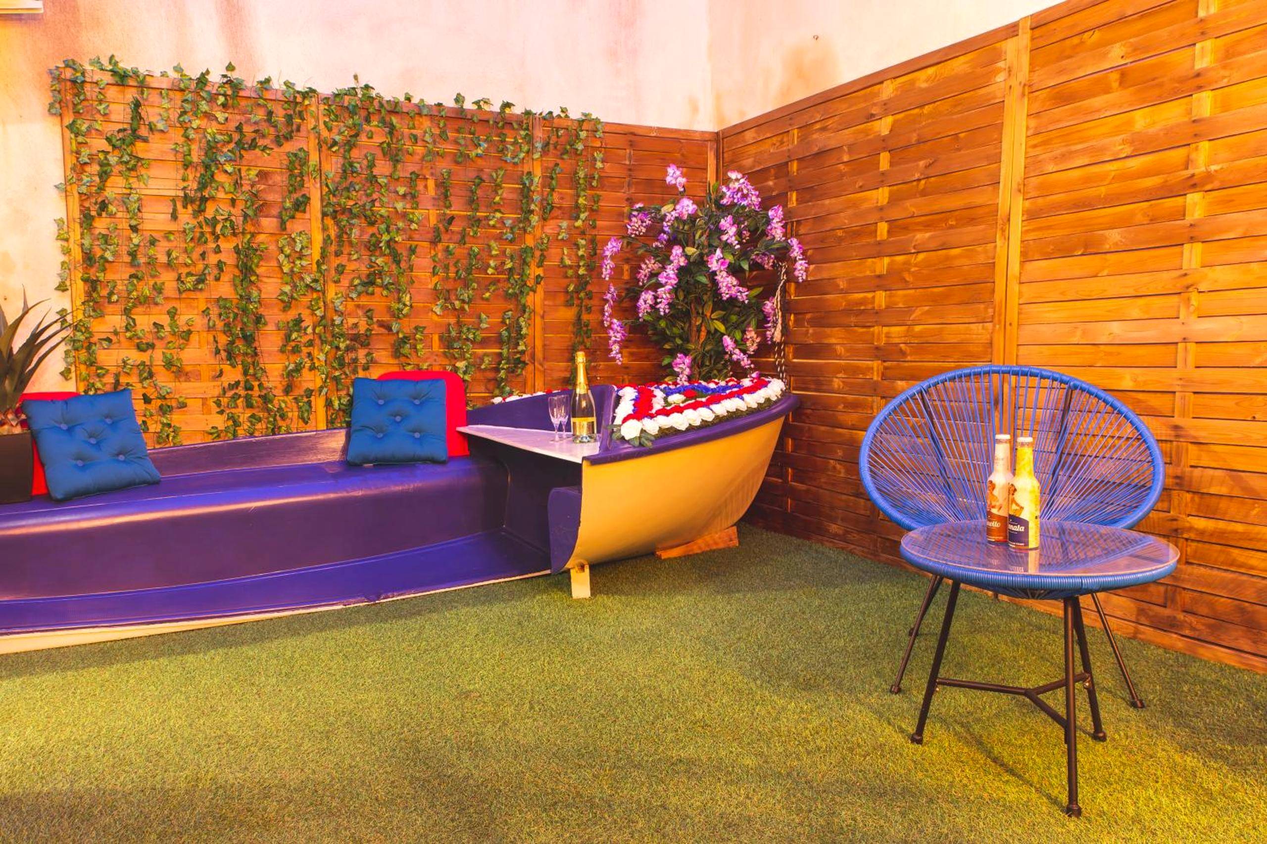 Banquette en forme de barque sur terrasse - Le Charme Martégal Suite/Spa