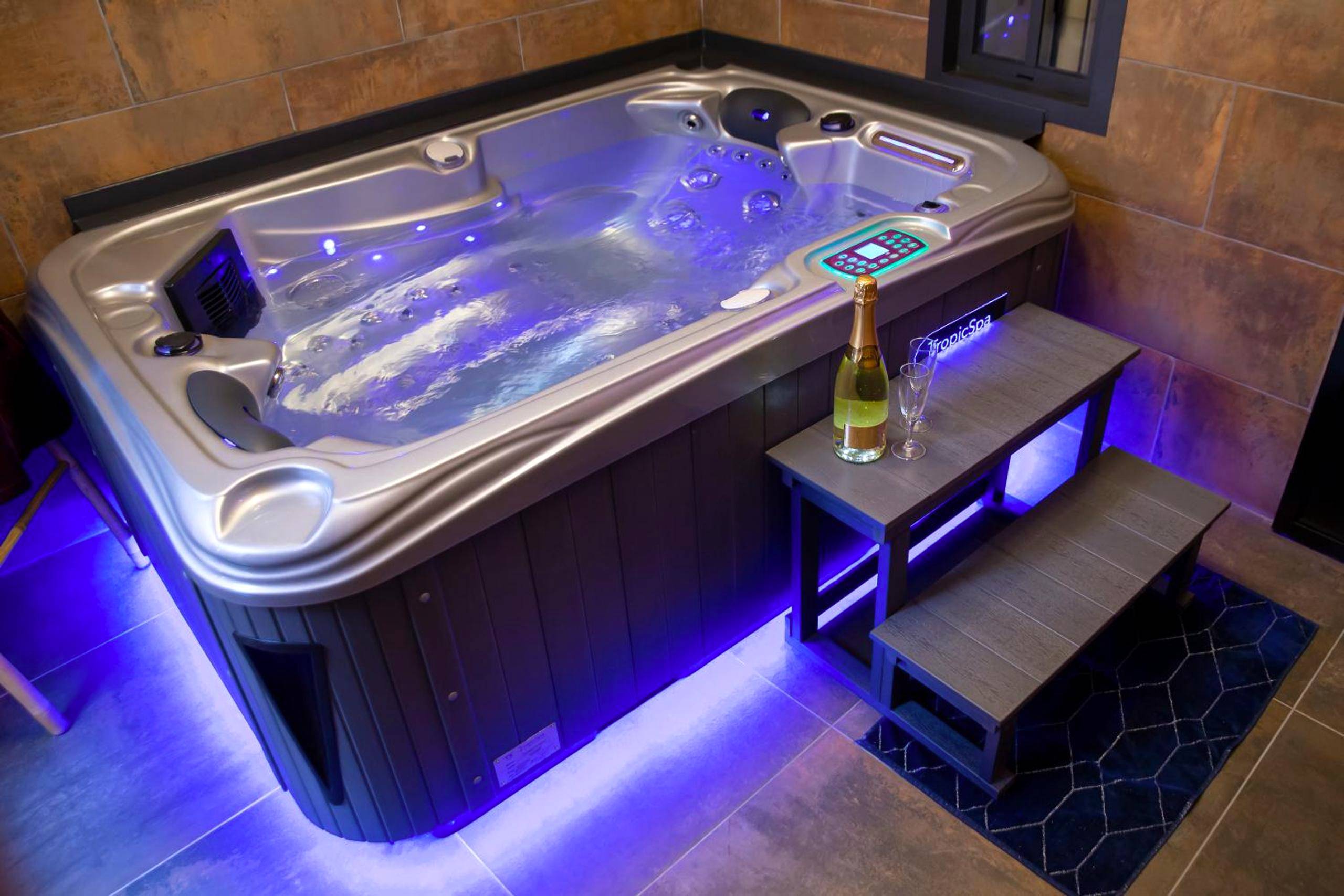 Jacuzzi privatif avec éclairage LED bleu - Le Charme Martégal Suite/Spa