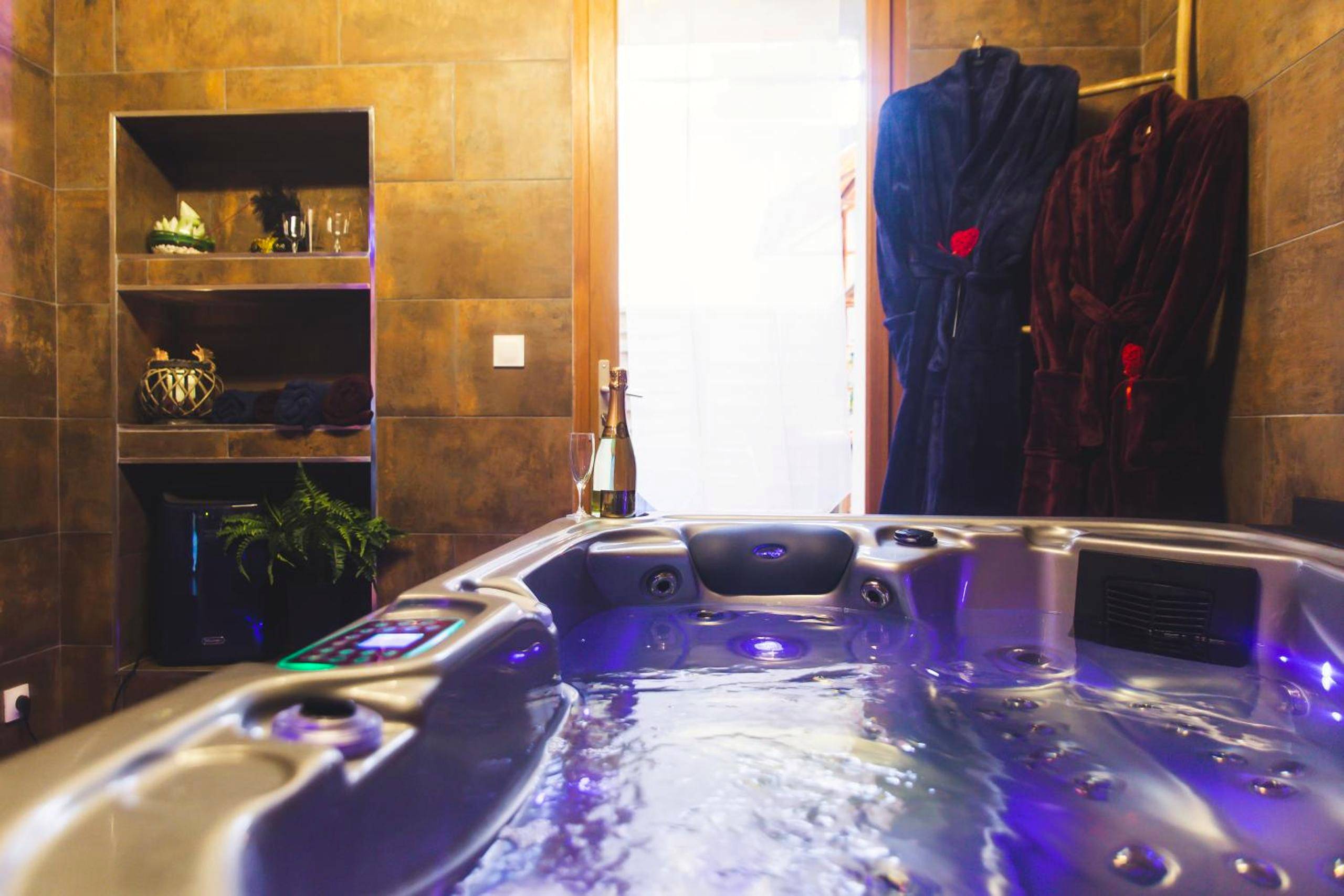 Spa intérieur avec peignoirs et champagne - Le Charme Martégal Suite/Spa