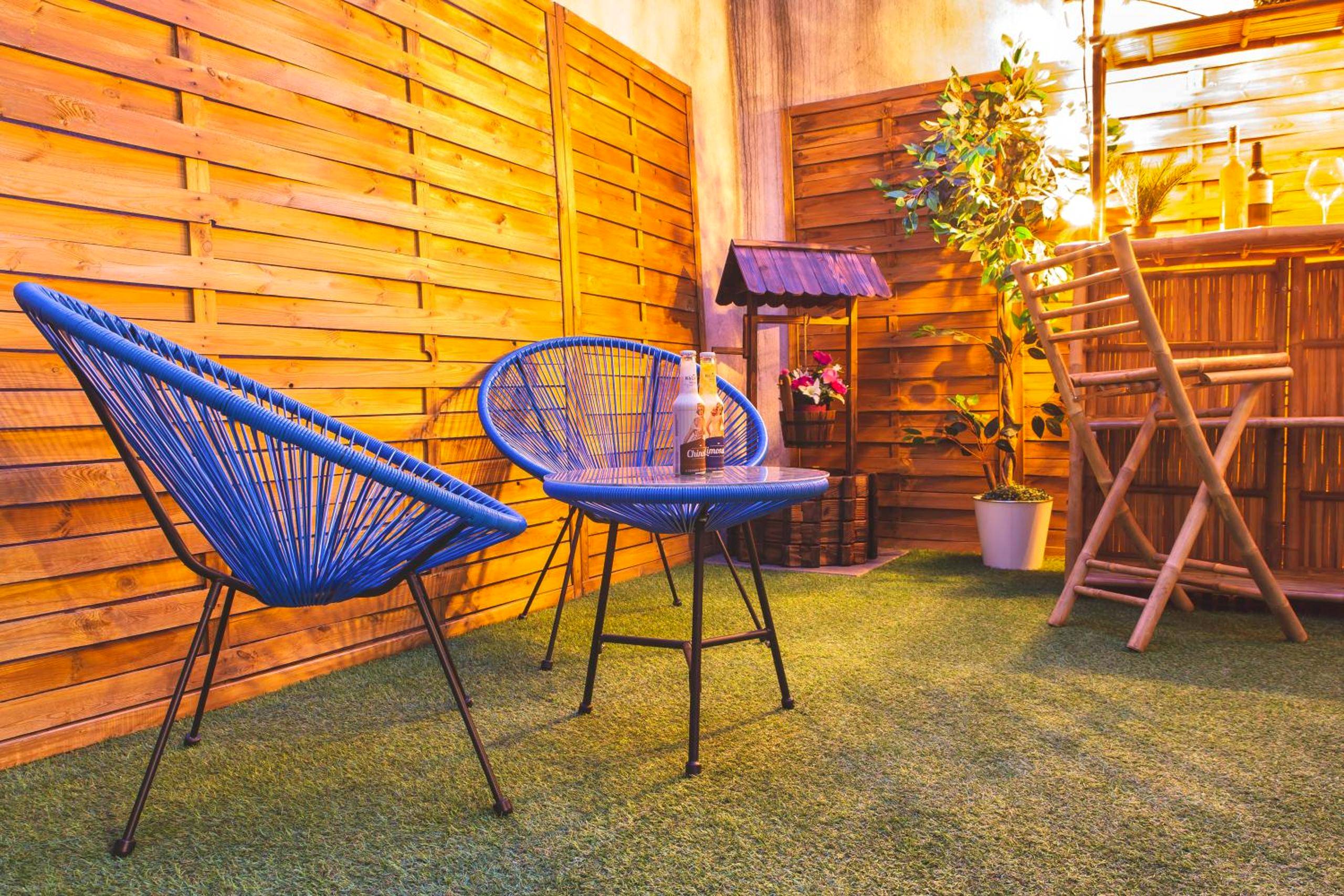 Salon de jardin bleu sur gazon synthétique - Le Charme Martégal Suite/Spa