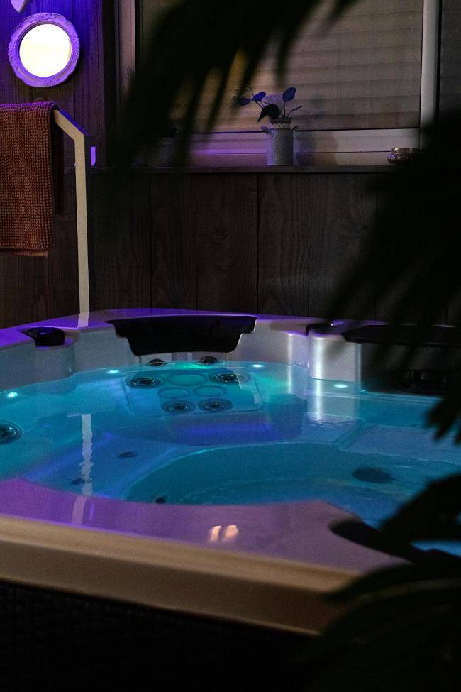 Jacuzzi privatif avec éclairage bleu - Love Room Thésée - Charme & Sens Avec Jacuzzi intérieur