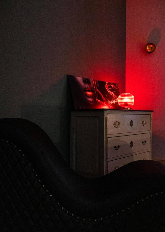 Fauteuil tantrique noir et commode ancienne - Charme & Sens Avec Jacuzzi intérieur