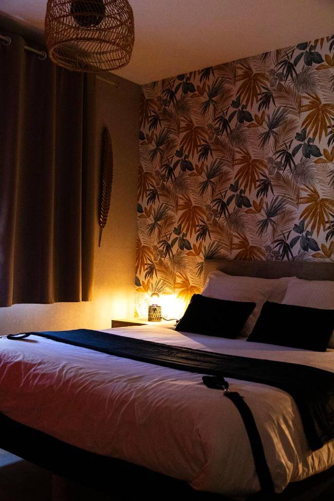 Chambre avec papier peint floral et lit double - Charme & Sens Avec Jacuzzi intérieur