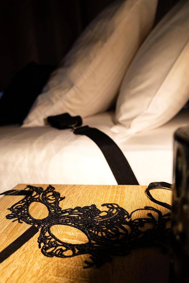 Loup en dentelle noire sur table de chevet - Charme & Sens Avec Jacuzzi intérieur