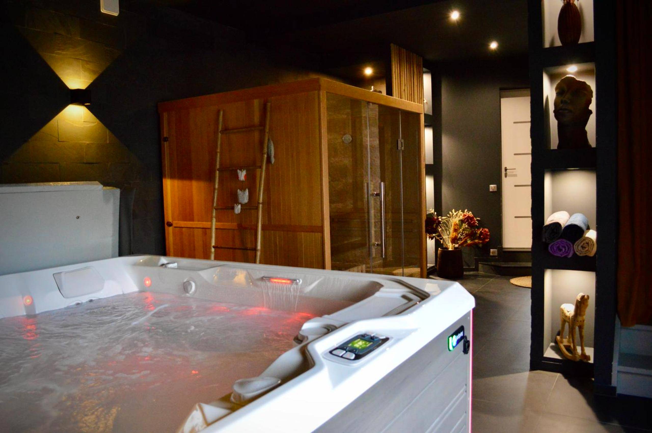 Jacuzzi privatif et sauna en bois - Love Room Lacroix - Saint - Ouen - La Charmeraie Wellness & SPA