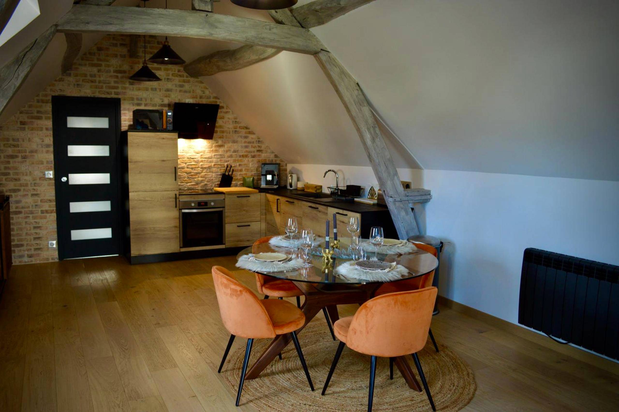 Cuisine équipée et table à manger ronde - La Charmeraie Wellness & SPA