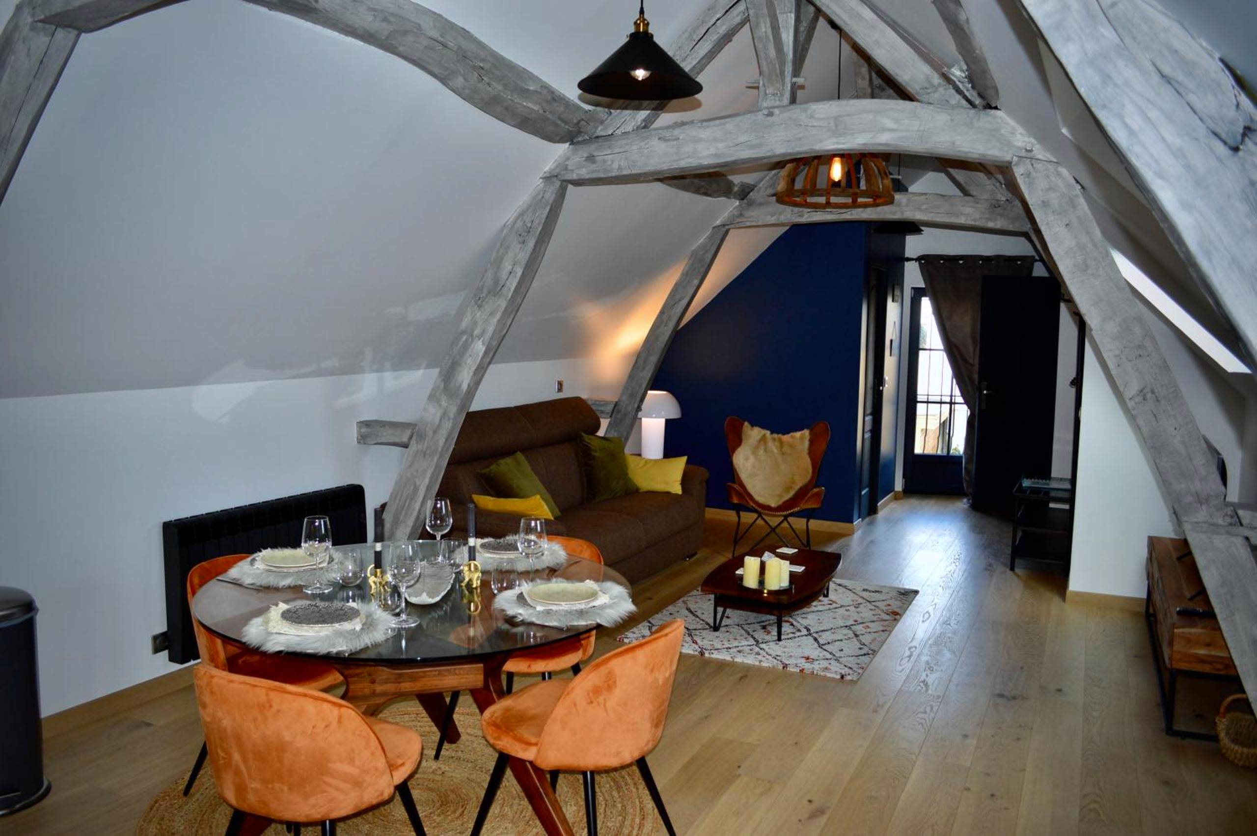Espace de vie ouvert sous charpente apparente - La Charmeraie Wellness & SPA
