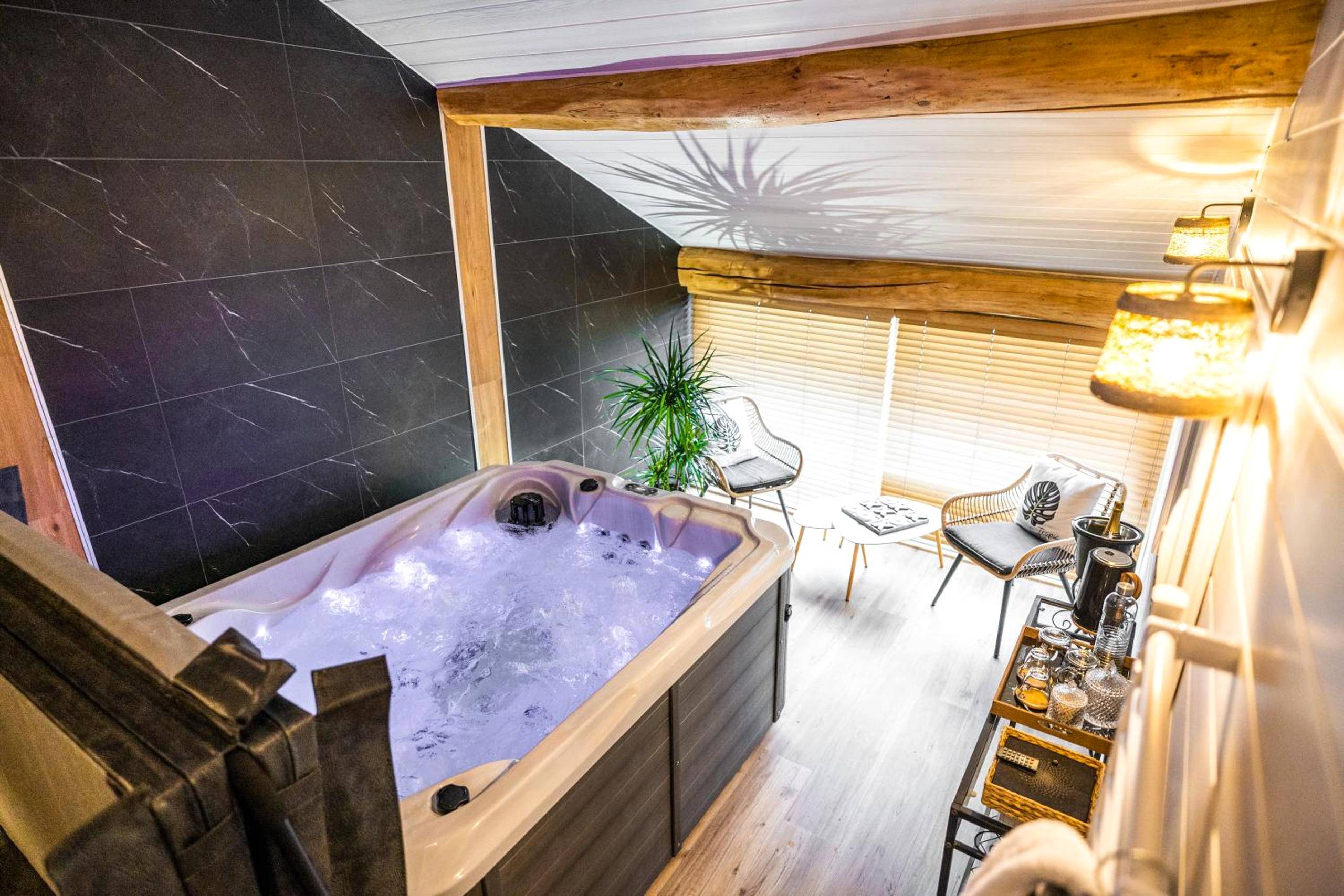 Jacuzzi privatif sous charpente apparente - Love Room Beaumont - Les Charmes du Lac Gite Romantique avec jacuzzi privatif