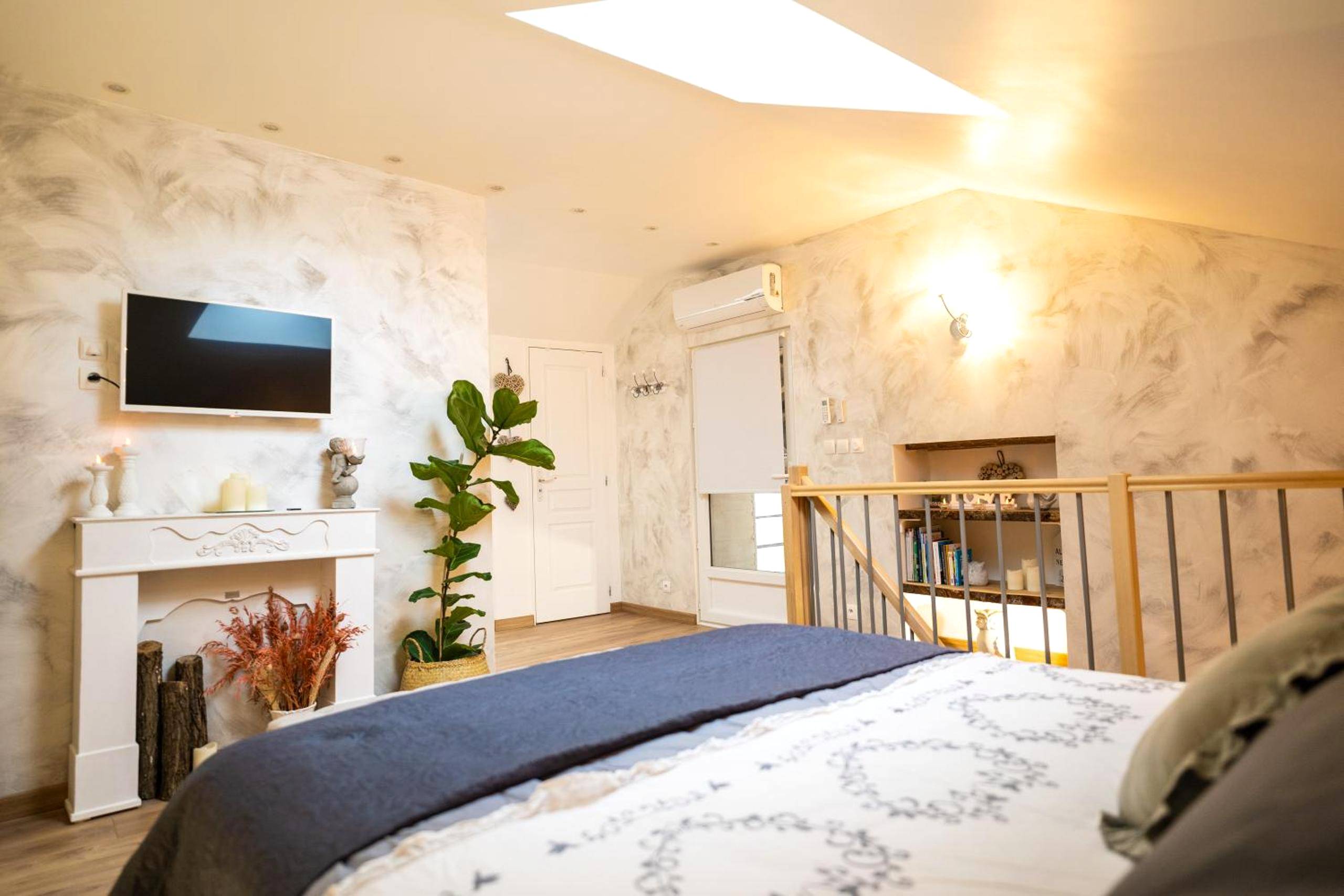 Chambre avec lit double et cheminée décorative - Les Charmes du Lac Gite Romantique avec jacuzzi privatif