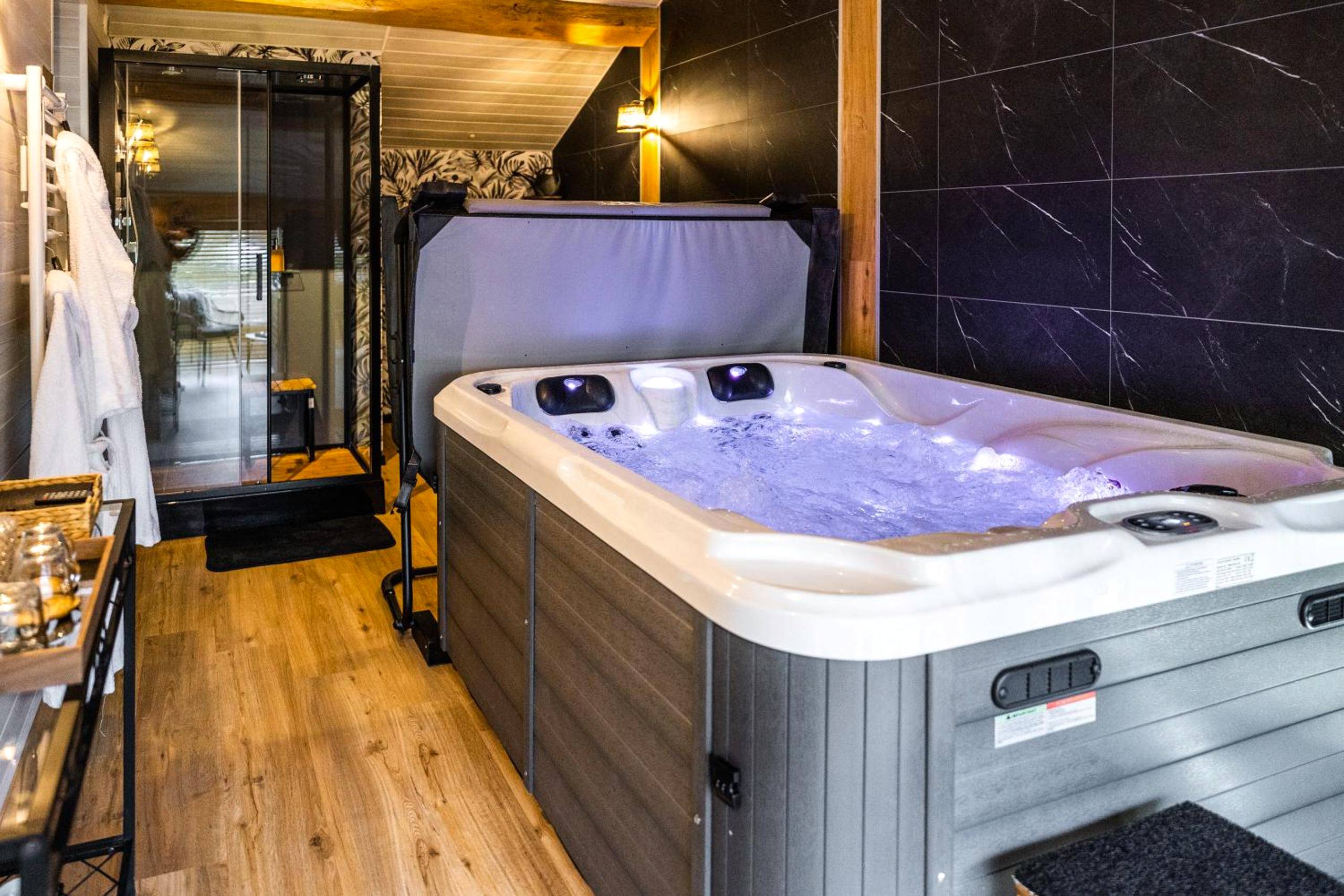Espace bien - être avec spa et douche - Les Charmes du Lac Gite Romantique avec jacuzzi privatif