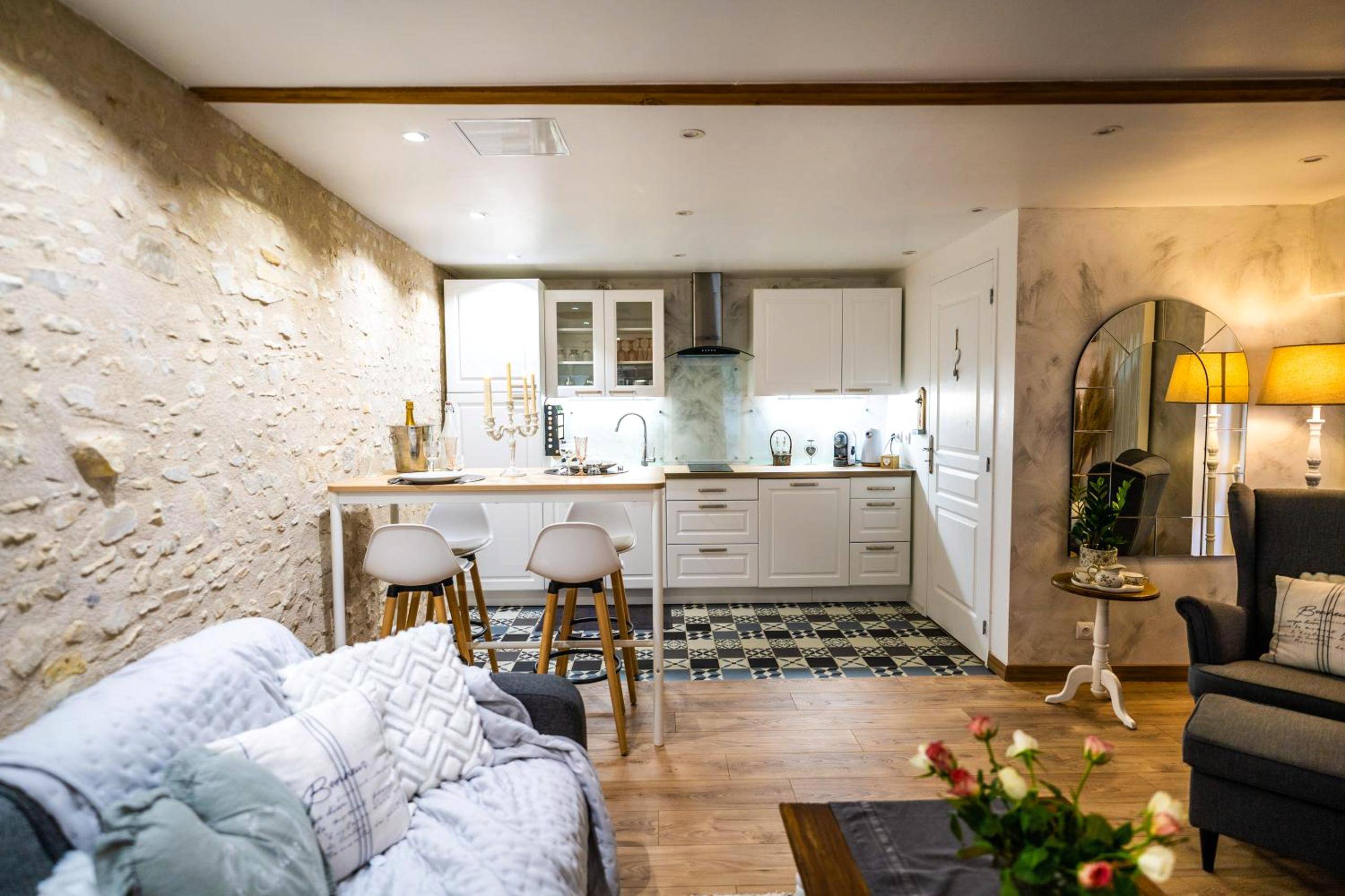 Cuisine équipée ouverte sur salon cosy - Les Charmes du Lac Gite Romantique avec jacuzzi privatif