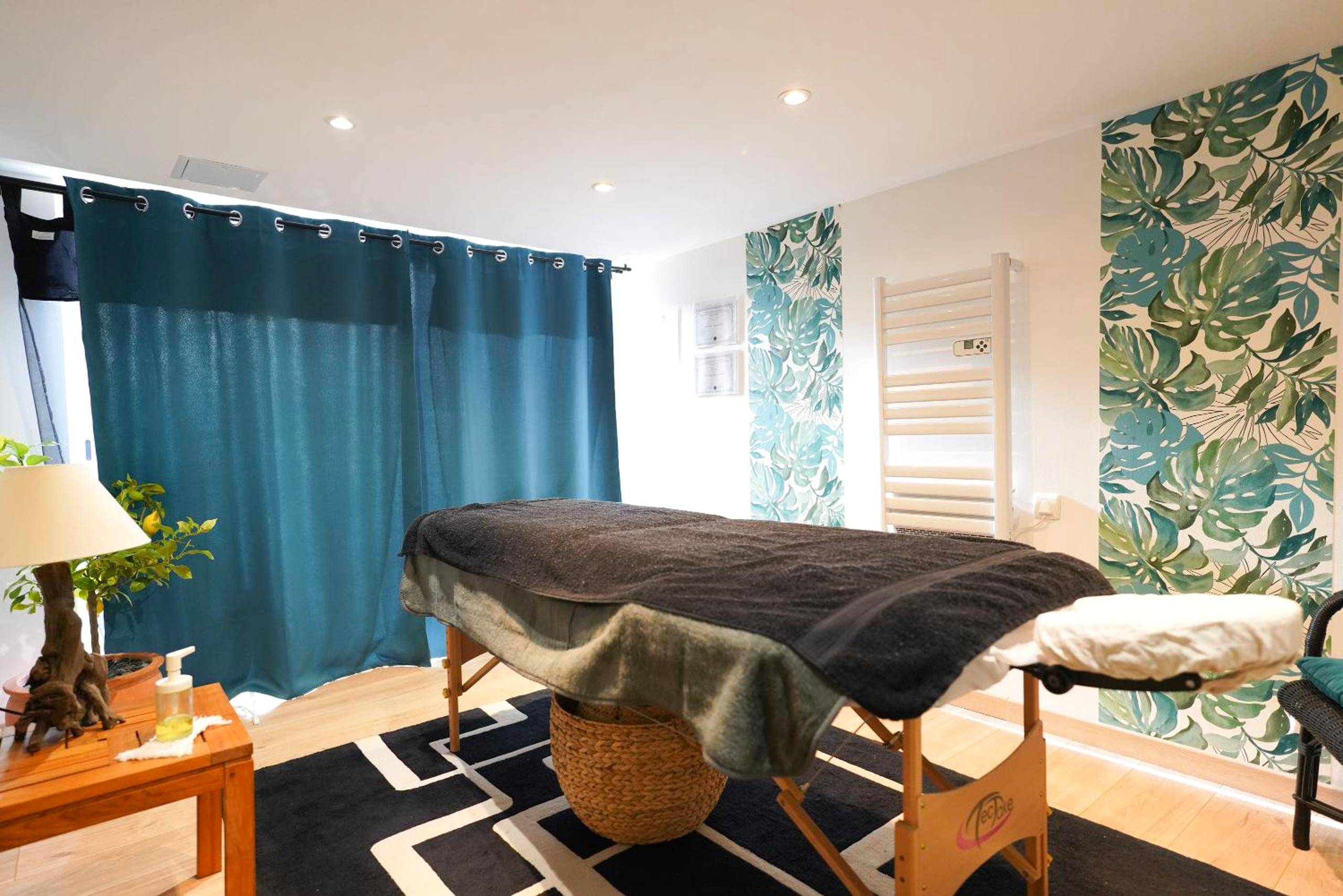 Table de massage dans espace détente - Les Charmes du Lac Gite Romantique avec jacuzzi privatif