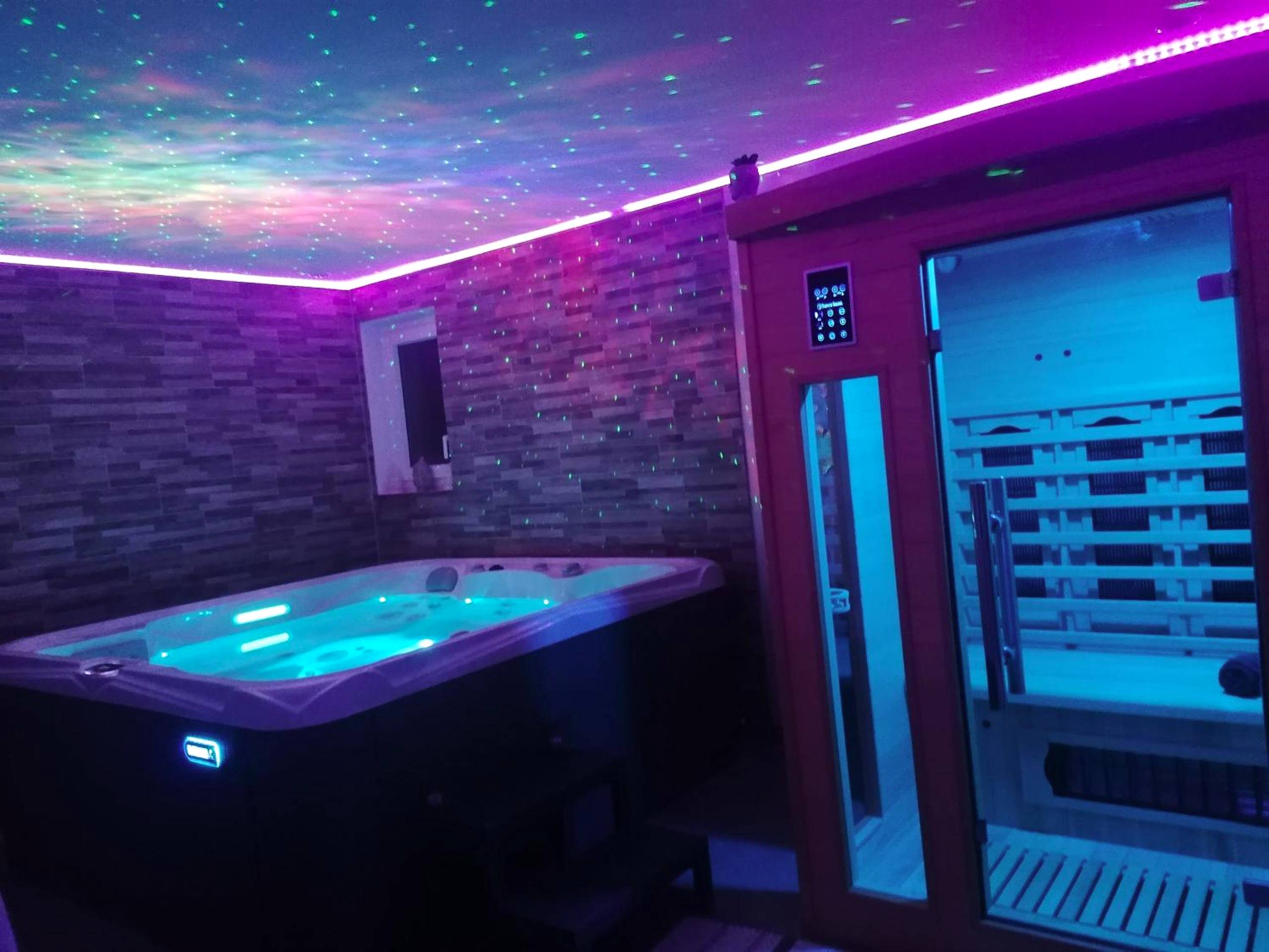 Jacuzzi et sauna avec ciel étoilé lumineux - Love Room Béthisy - Saint - Pierre - Aux Charmes de la Vallée