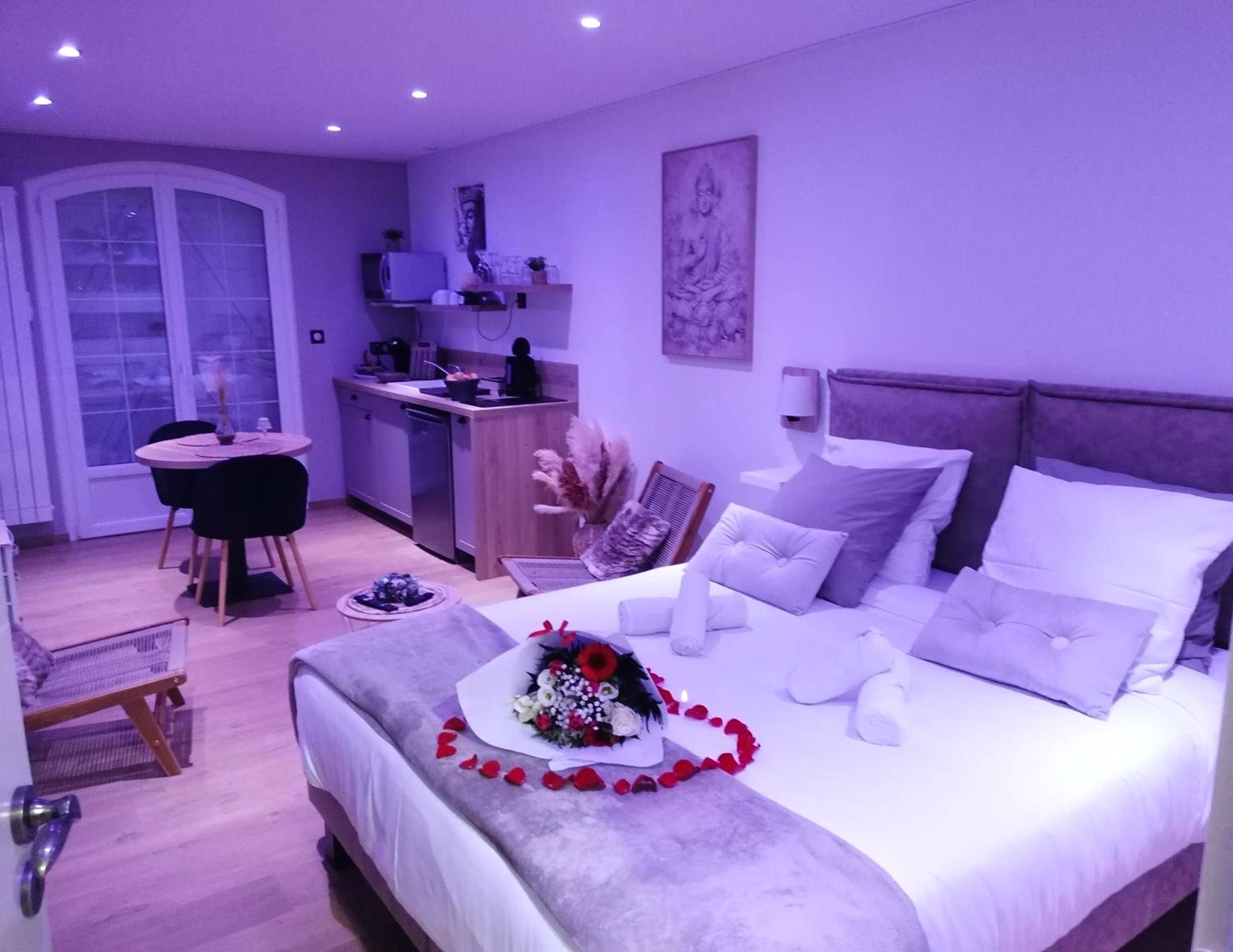 Lit double décoré de pétales et bouquet - Aux Charmes de la Vallée