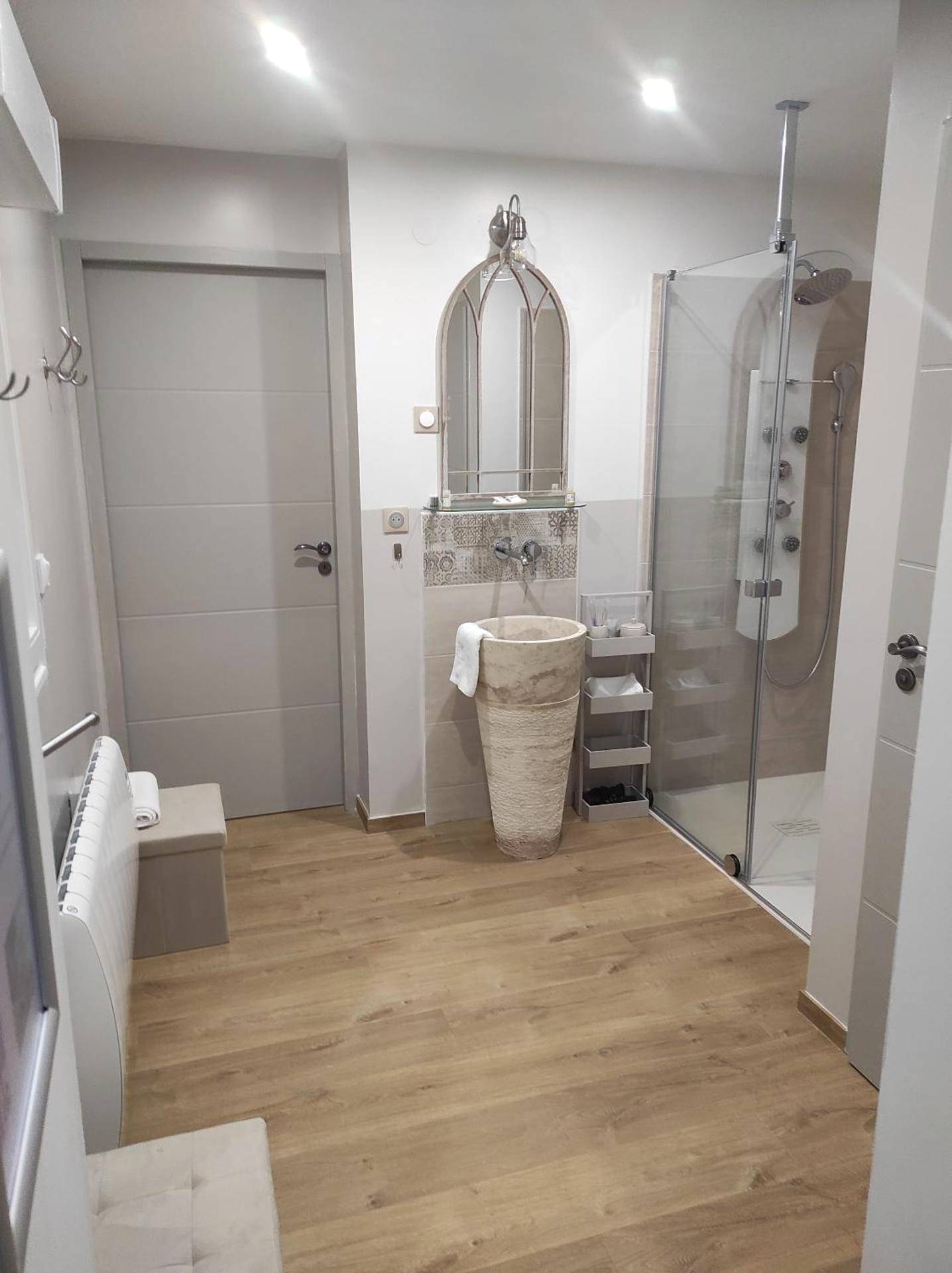Salle de bain avec douche à jets et vasque totem - Aux Charmes de la Vallée