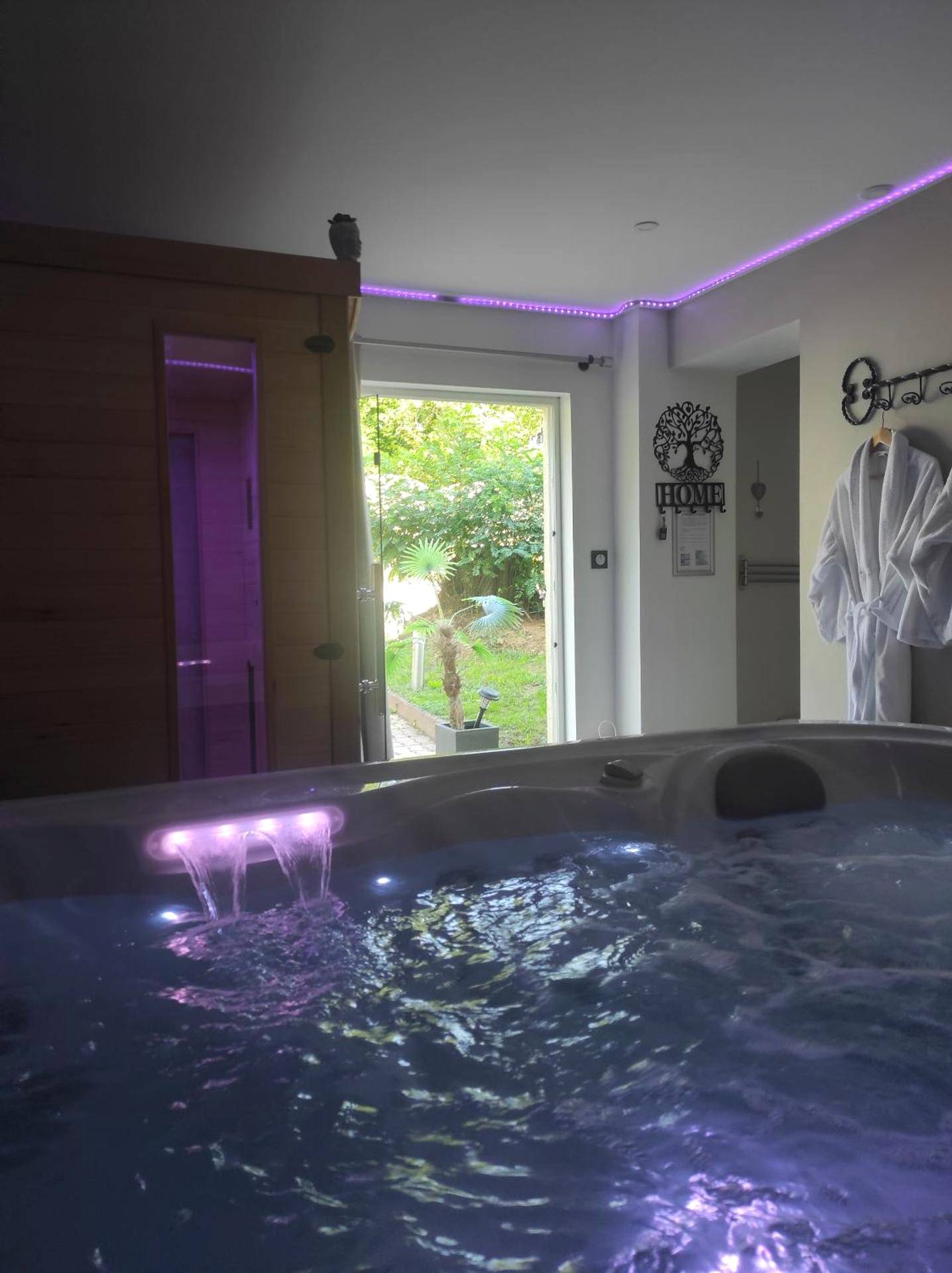 Jacuzzi bouillonnant avec vue sur le jardin - Aux Charmes de la Vallée