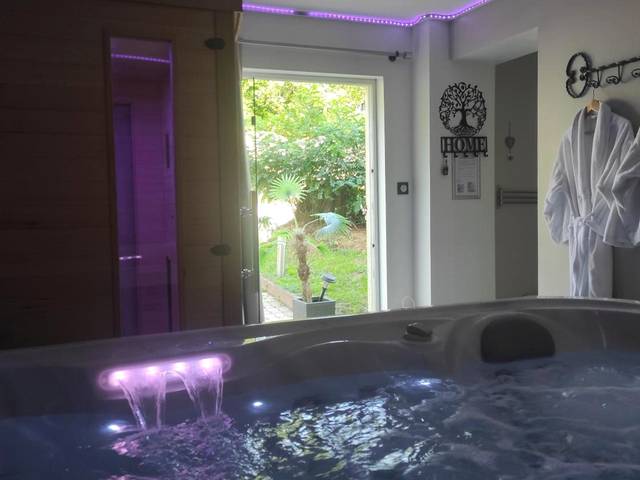 Jacuzzi bouillonnant avec vue sur le jardin - Aux Charmes de la Vallée