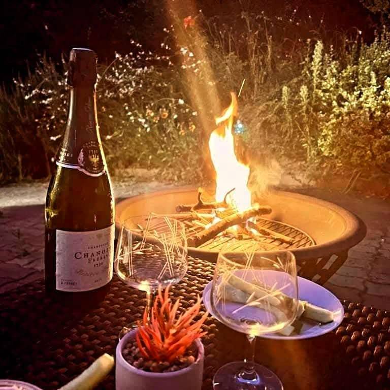 Bouteille de champagne et brasero extérieur - Aux Charmes de la Vallée
