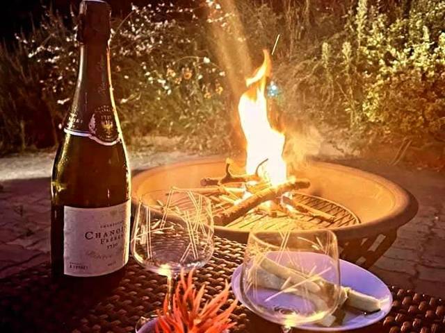 Bouteille de champagne et brasero extérieur - Aux Charmes de la Vallée