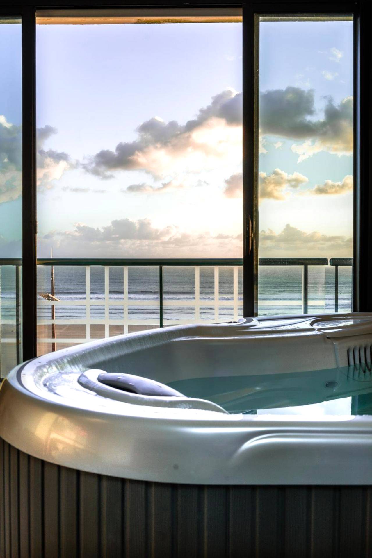Jacuzzi privatif avec vue sur l'océan - Love Room Les Sables - d'Olonne - Au Charm'Sablais