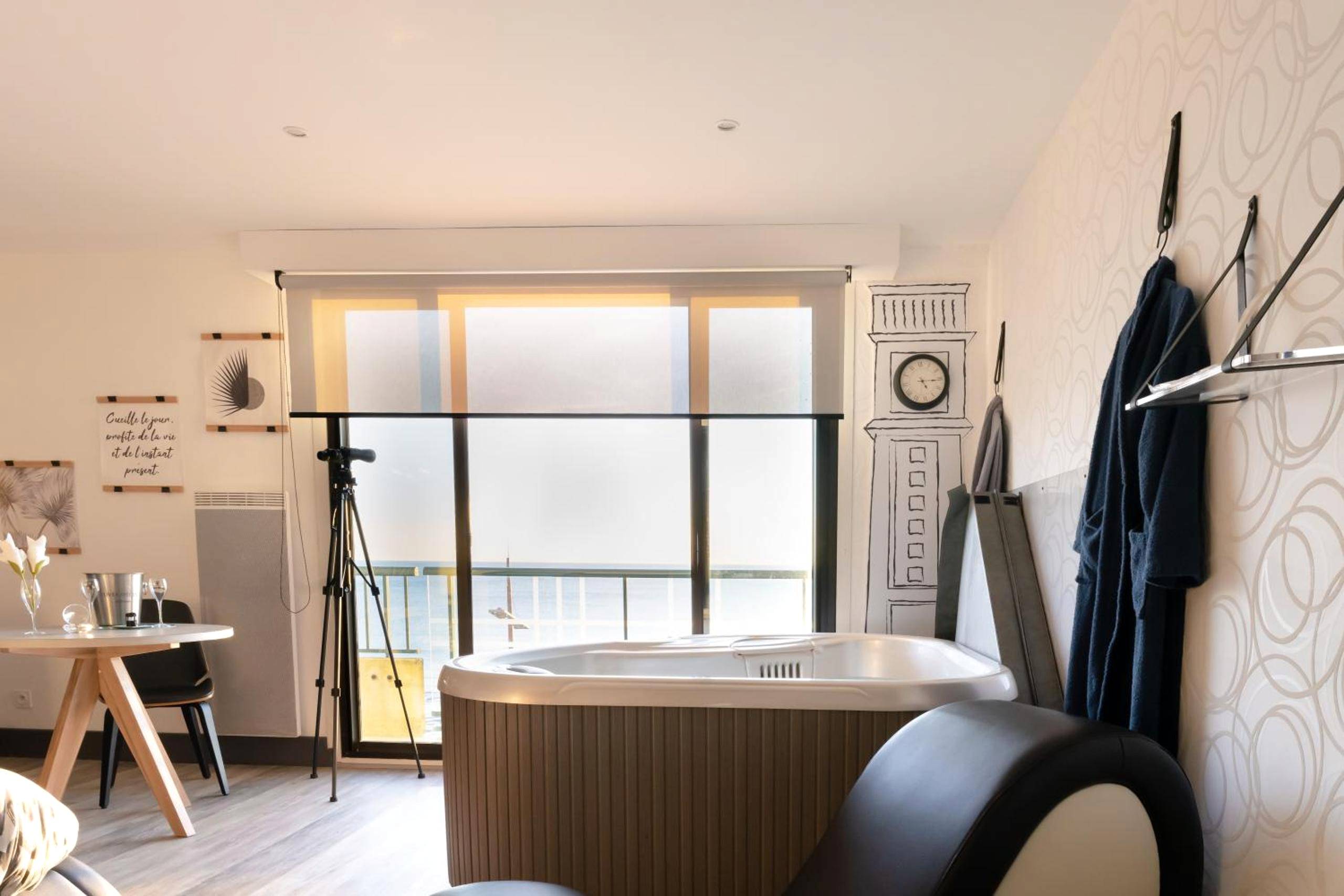 Espace détente avec jacuzzi et table ronde - Au Charm'Sablais