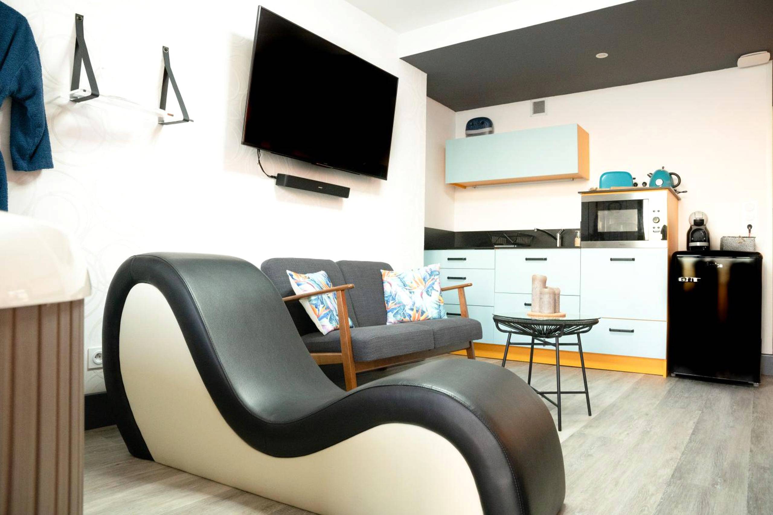 Cuisine équipée et coin salon avec TV - Au Charm'Sablais