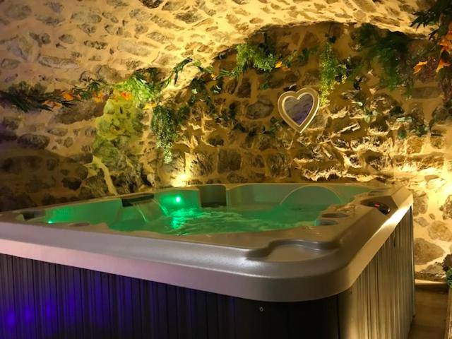 Jacuzzi privatif sous voûte en pierre - Love Room Meyras - Chez Marinou