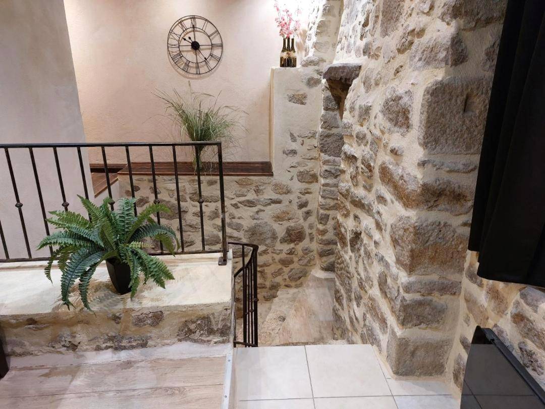 Escalier en pierre et décoration authentique - Chez Marinou